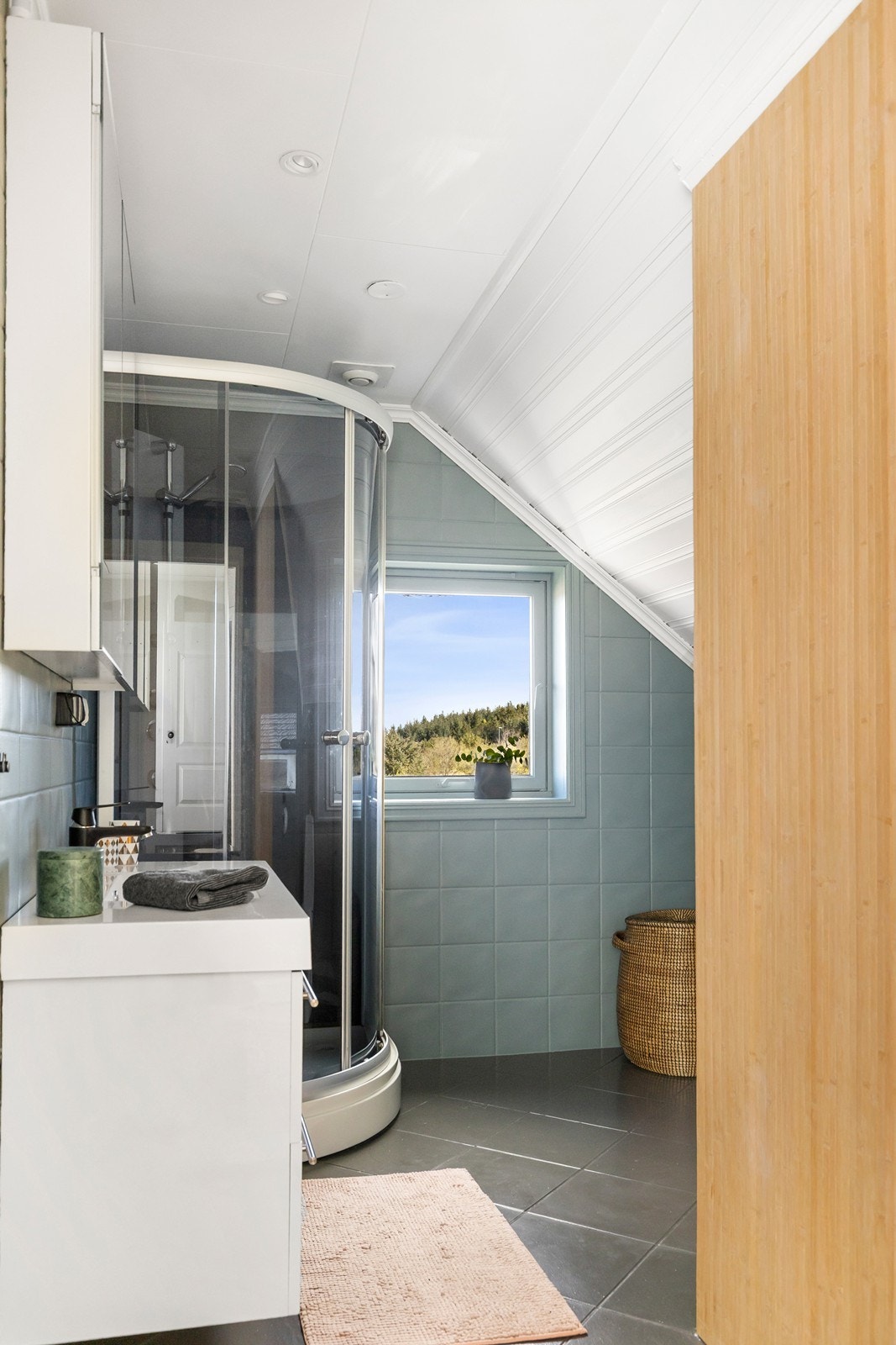 Badet i 2.etasje har blitt modernisert med maling og kul bambus tapet på den ene veggen. Galleribilde