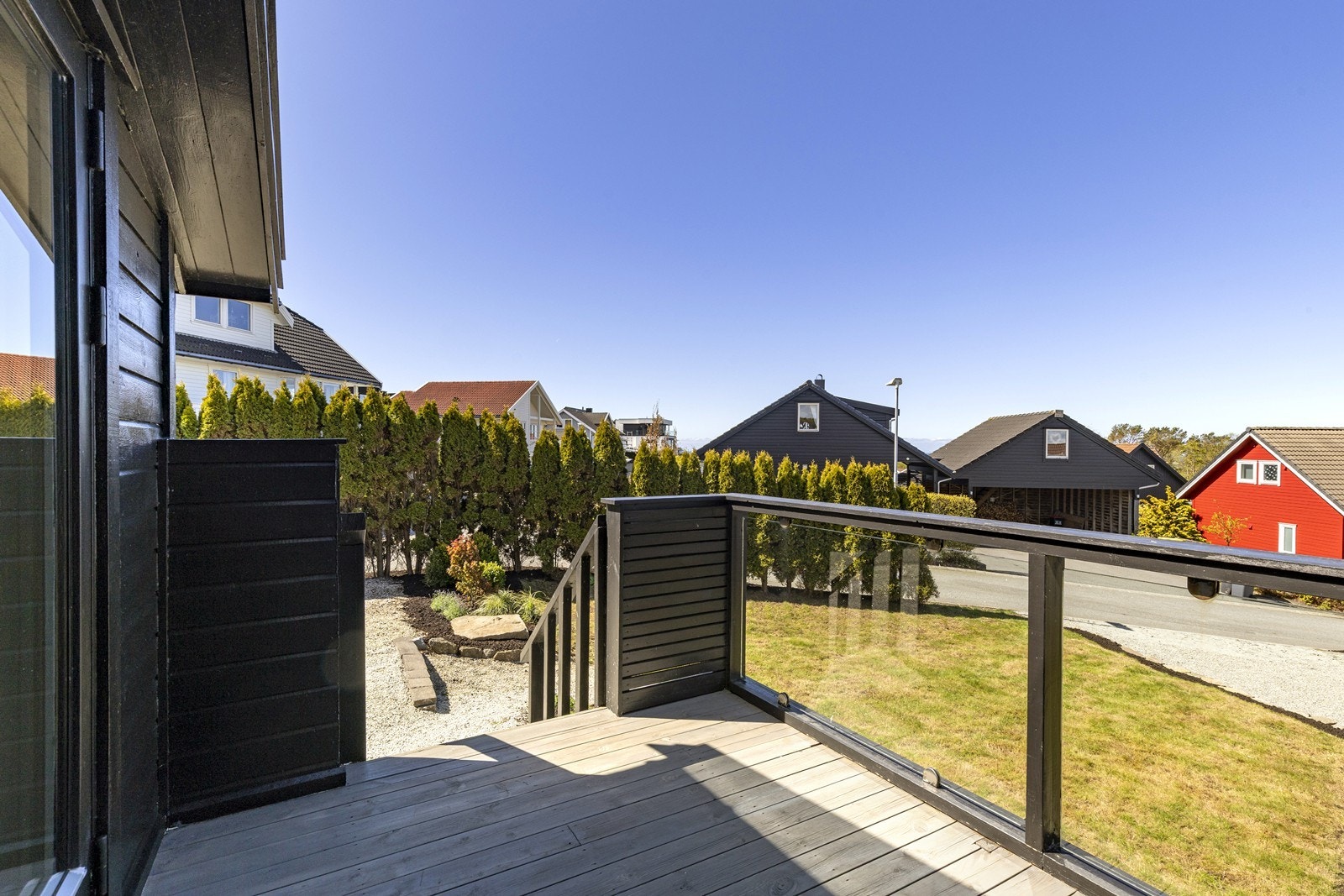 Terrassen er også oppgradert med spiler og glassrekkverk, noe som gir et mer moderne uttrykk. Galleribilde