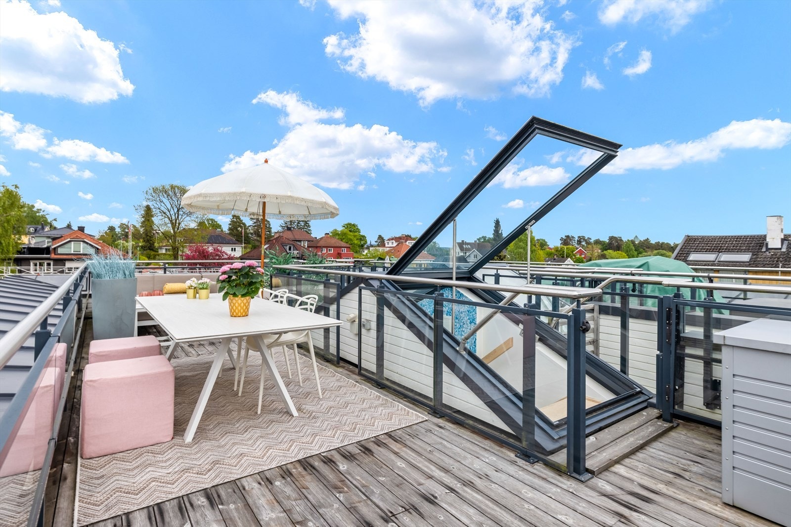 Romslig takterrasse med sol fra morgen til sen kveld sommerhalvåret. Galleribilde