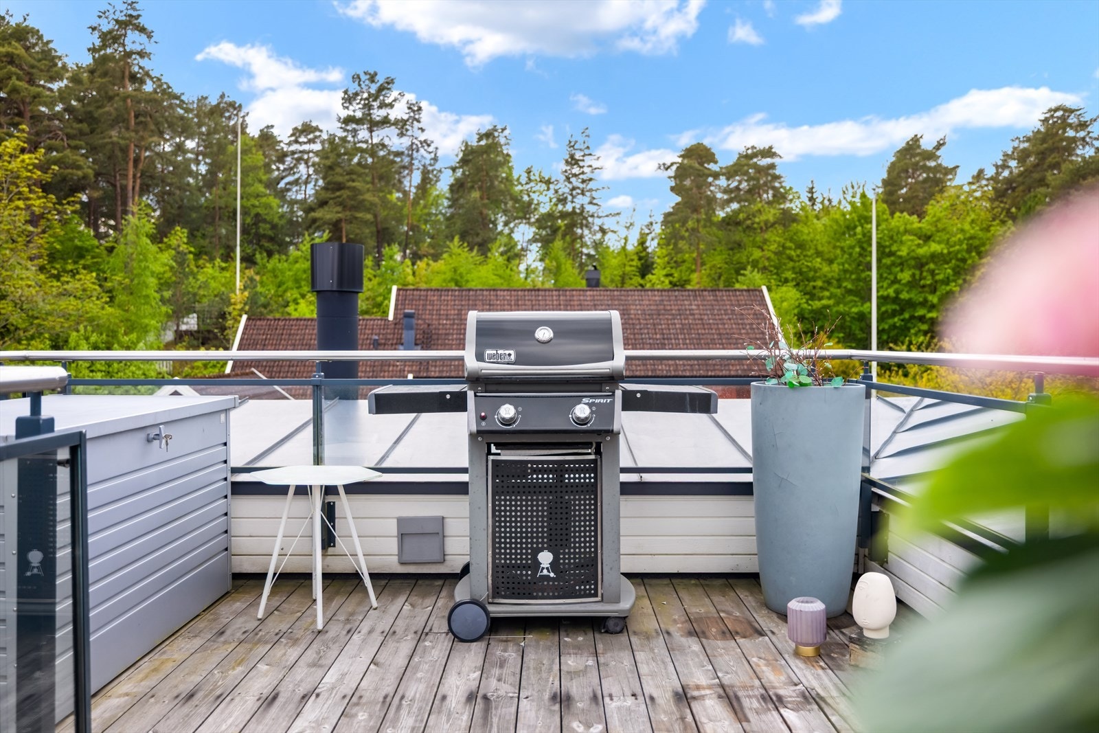 Boligen ligger på det høyeste punktet i sameiet, og har sol helt frem til rundt kl 21:30 midtsommer. Galleribilde