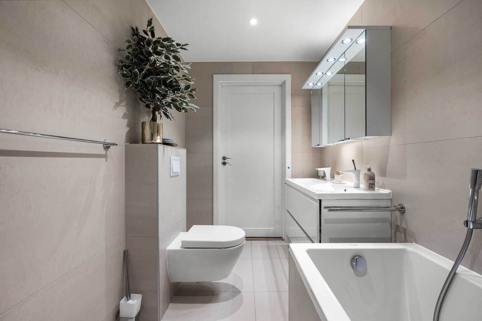 Badet til de 3 barnerommene er innredet med badekar Galleribilde