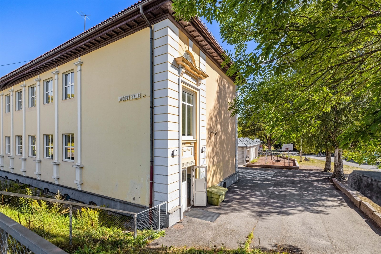 Kun få minutter gange til Bygdøy barneskole, med barnehage rett bak med flere avdelinger. Galleribilde