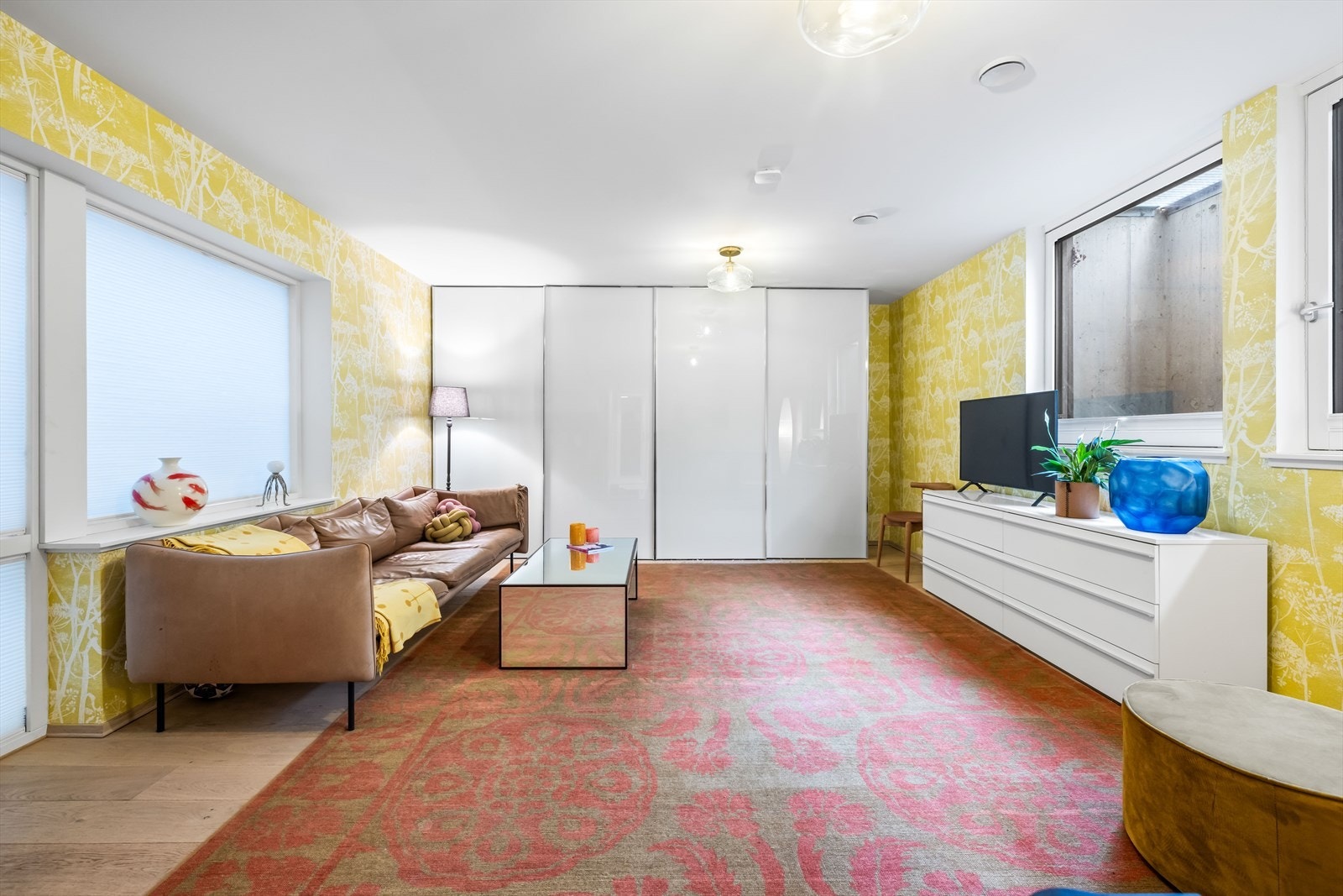 Romslig kjellerstue med egen inngang og bad/wc. Galleribilde