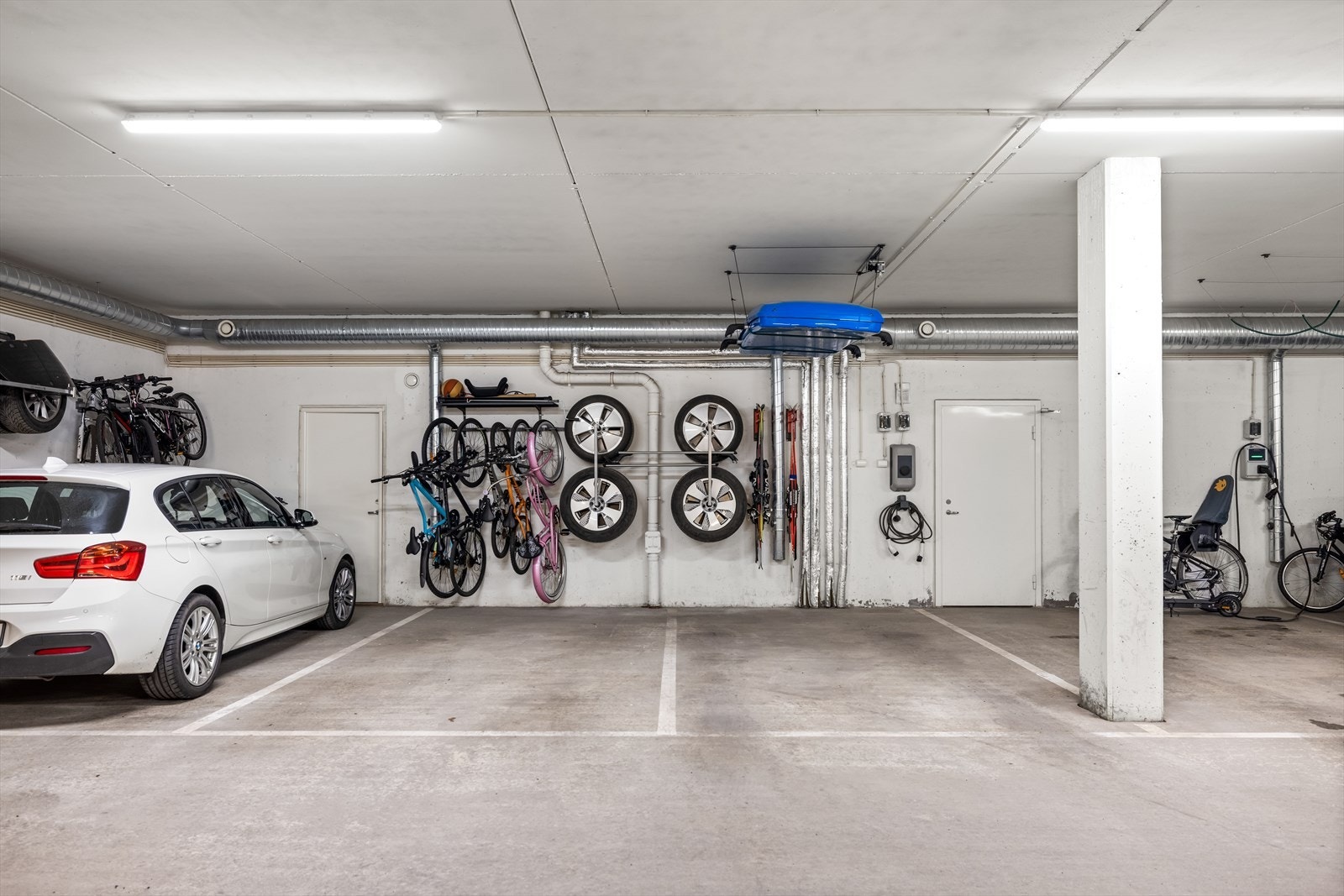 2 Romslige garasjeplasser med oppheng for sykler, dekk og skistativ. Direkte adkomst inn i underetasjen til boligen. Galleribilde
