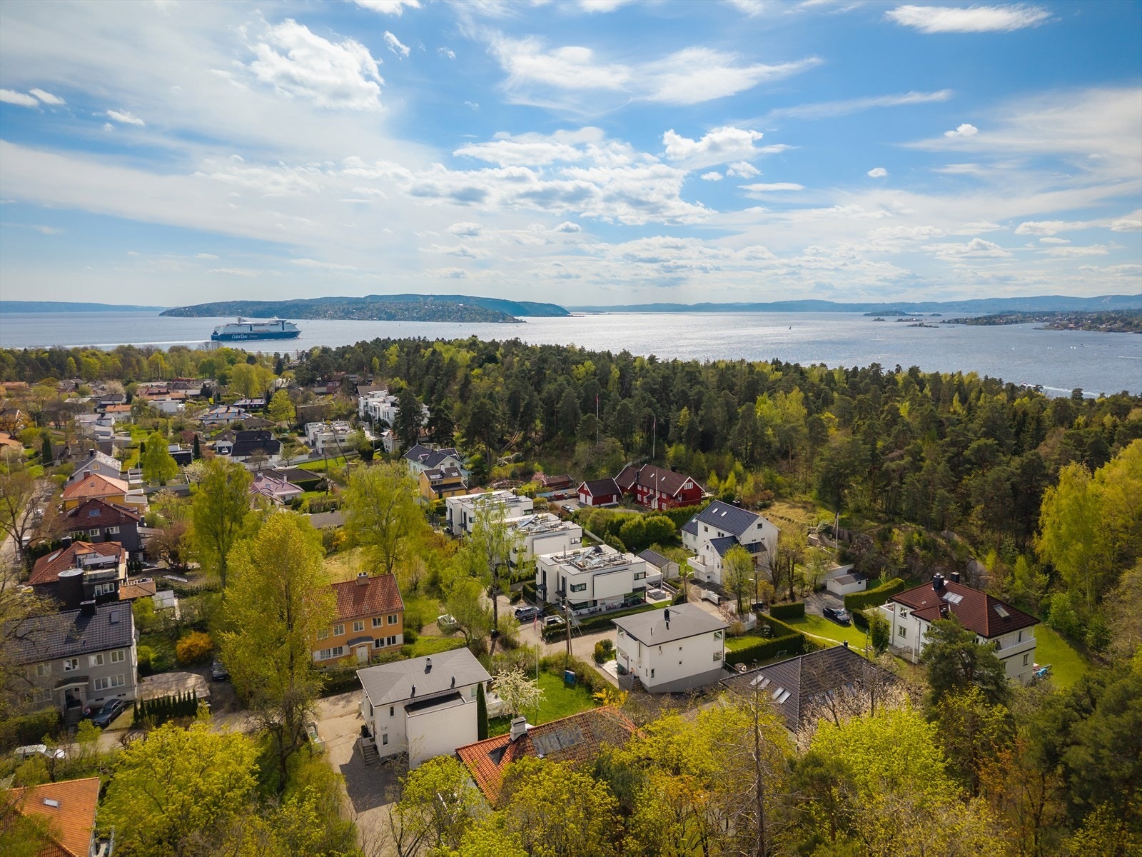 Flott beliggenhet i rolig blindvei rett ved skogen med kort vei til badestrender, skole og barnehage Galleribilde