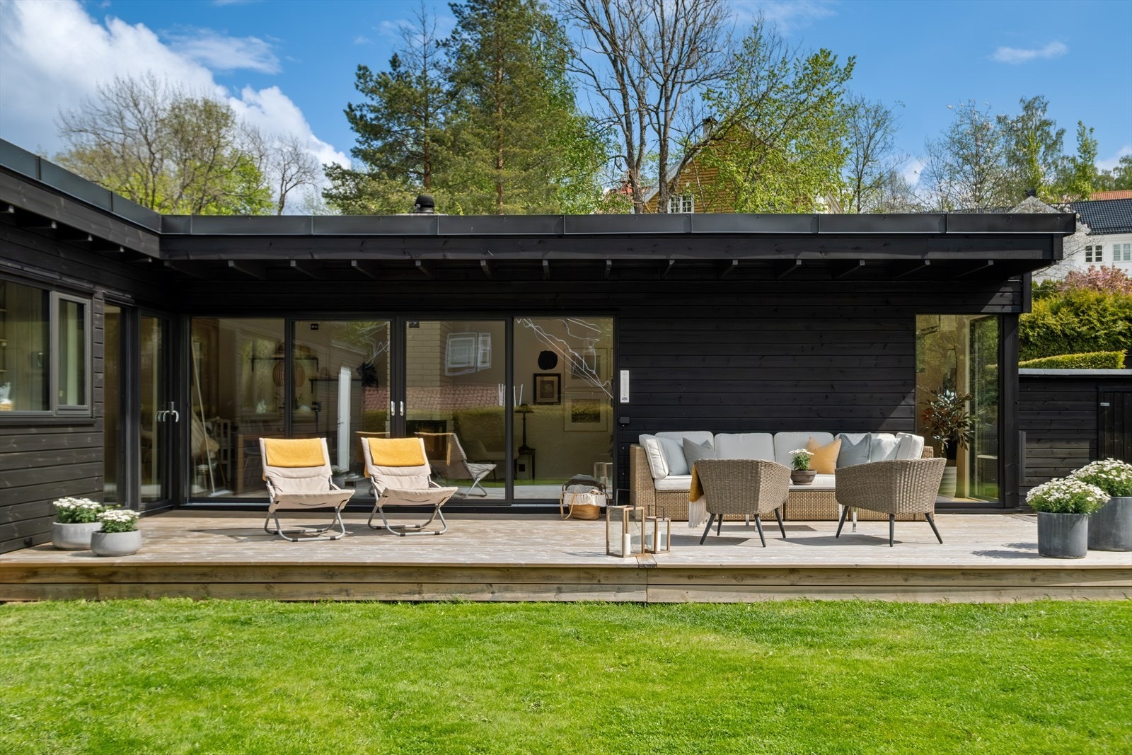 Her er det god plass til både spisegruppe, lounge-møbler og grill - perfekt for lange sommerkvelder, hyggelige sammenkomster og avslappende dager i solen Galleribilde