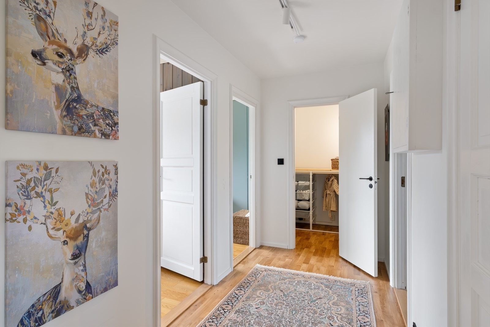 Boligen har en egen soveromsavdeling med tre romslige og lune soverom Galleribilde