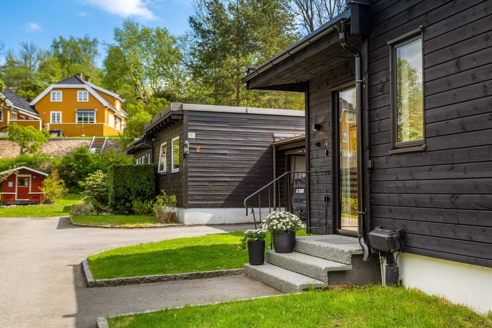 Boligen er jevnlig vedlikeholdt med blant annet nye vinduer og ytterdører fra 2023, etterisolerte yttervegger og ny kledning i 2023 og carport med elbillader Galleribilde