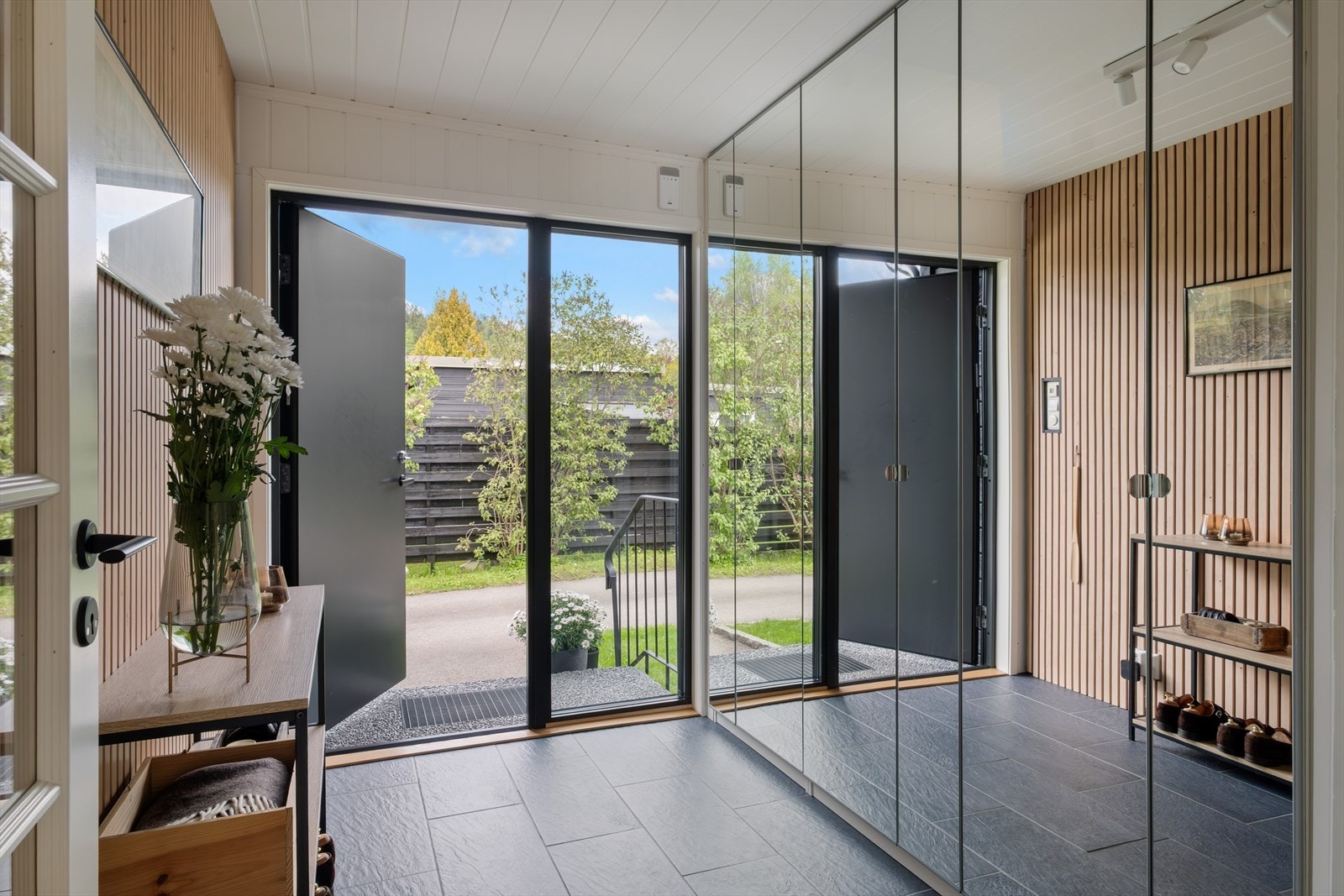 Velkommen inn i en innbydende og funksjonell entré med flislagt gulv Galleribilde