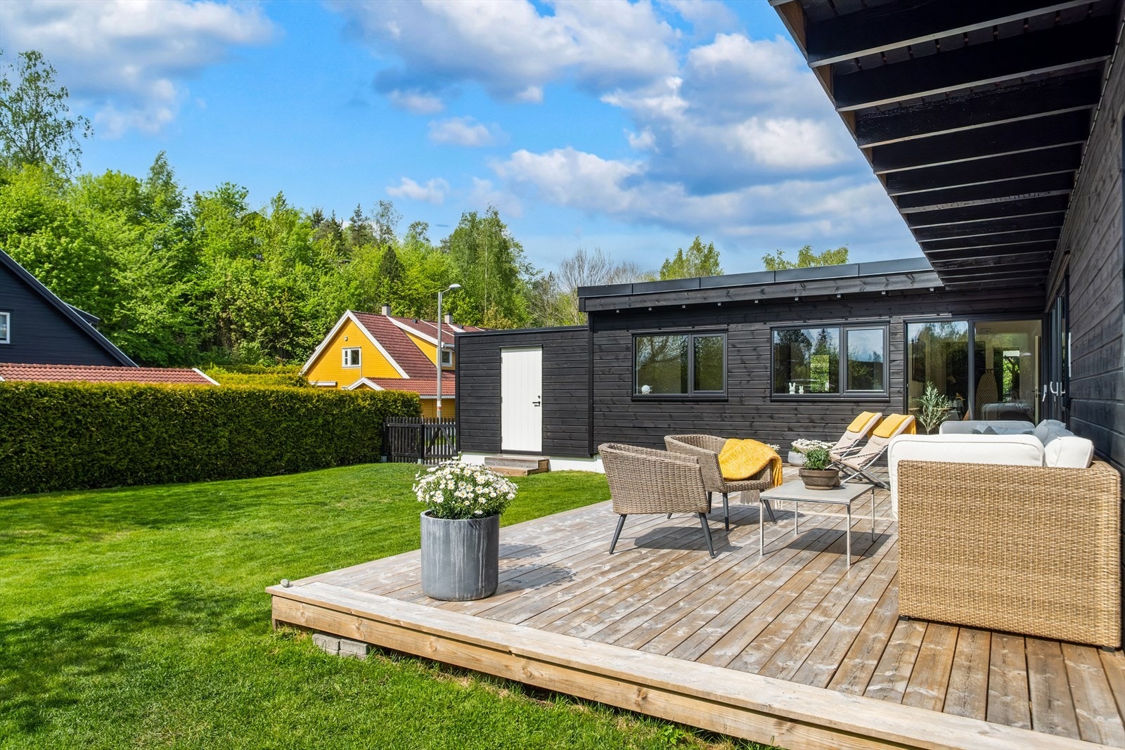 Det er også laget en praktisk bod bak carporten Galleribilde
