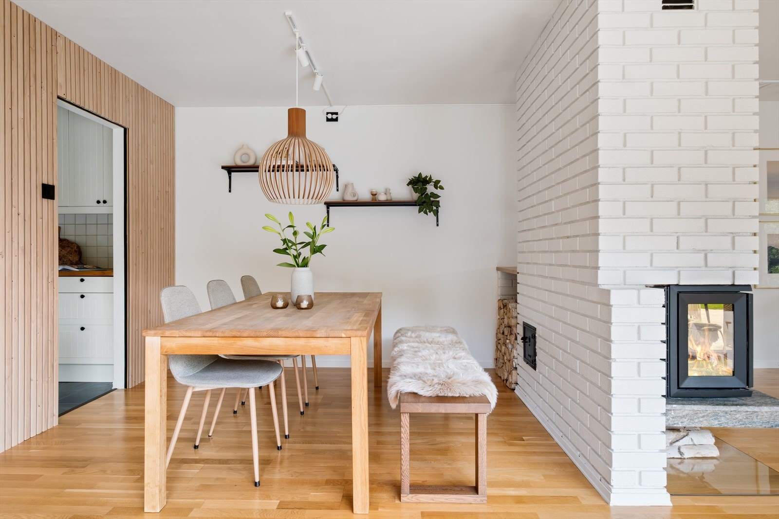 I spisestuen er det god plass til et stort spisebord Galleribilde
