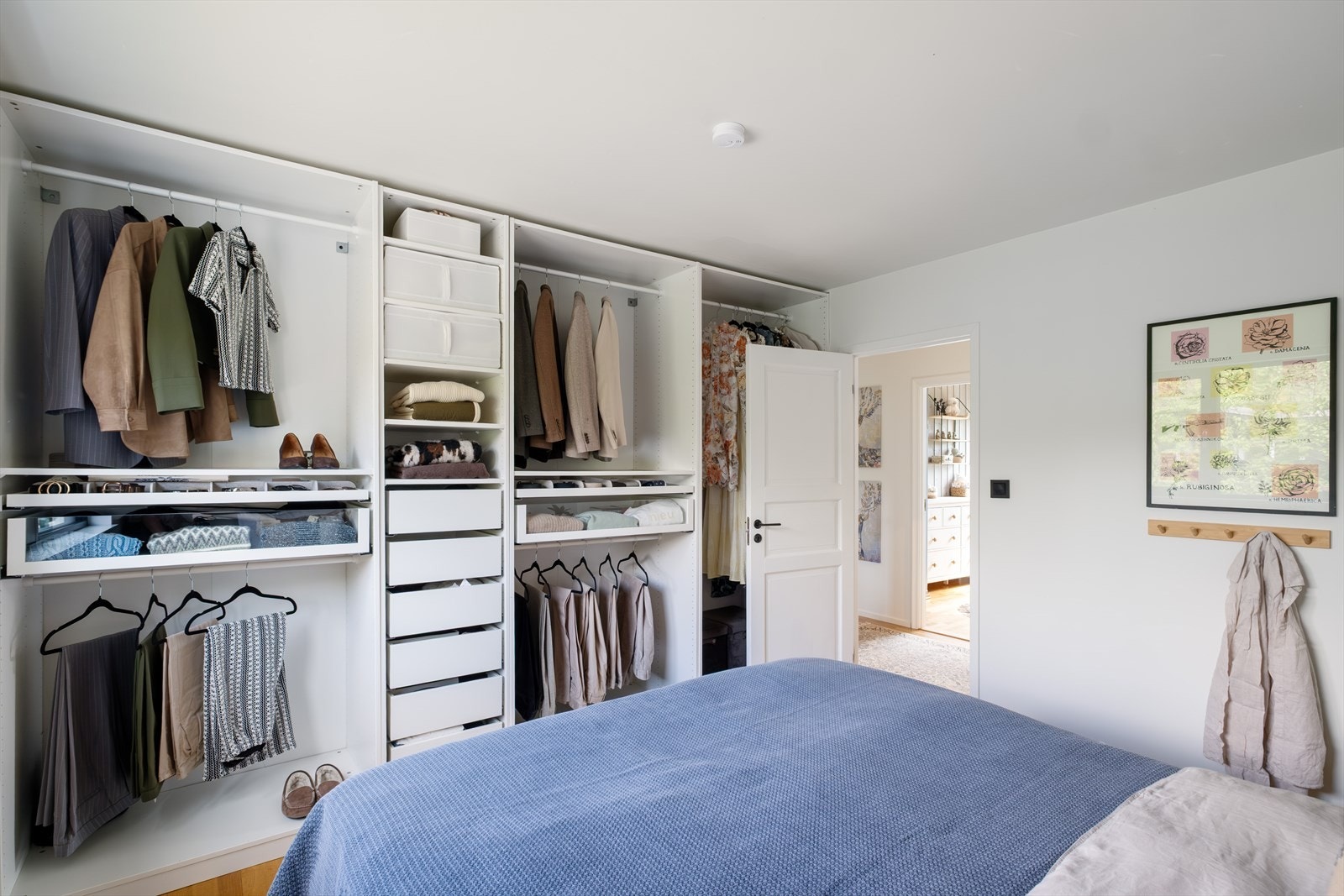 På hovedsoverommet er det installert en stor åpen garderobe Galleribilde