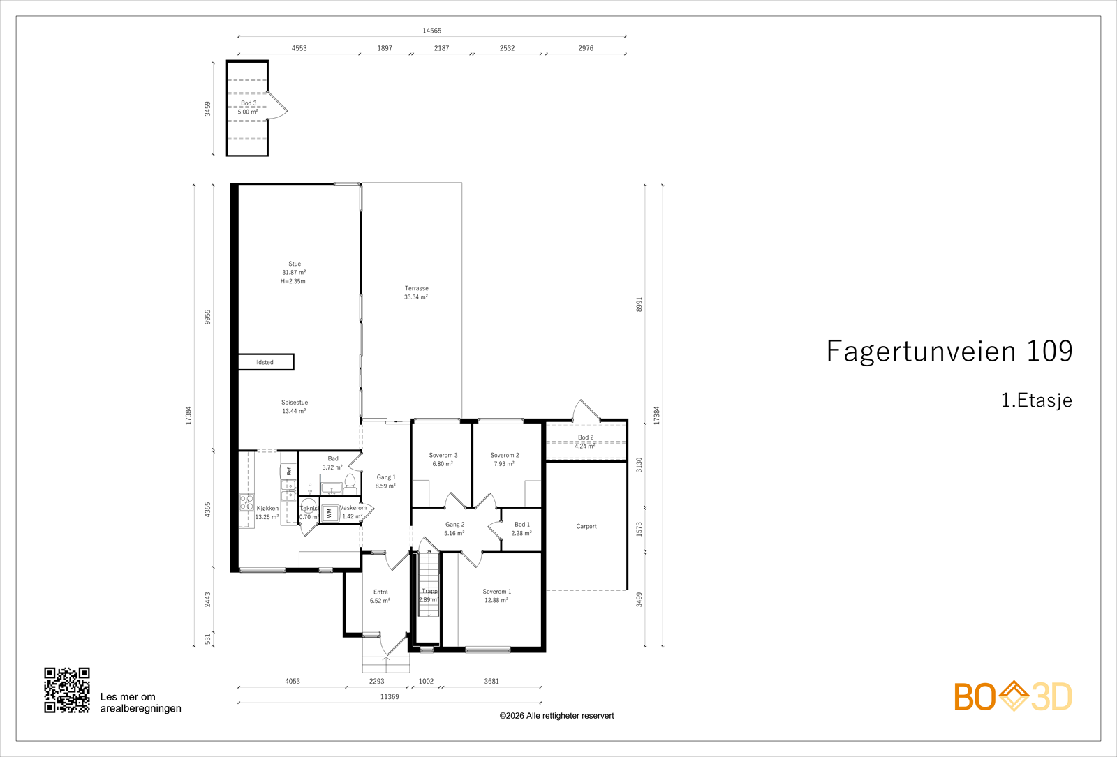 Boligen byr på en smart planløsning med romslige oppholdsrom, peis, store vindusflater og egen soveromsavdeling Galleribilde
