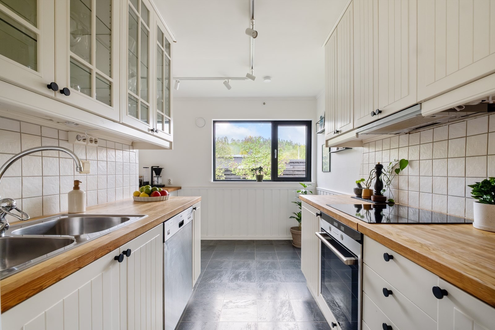 Gulvet har laminat, og veggene er utført med brystningspanel og malte, slette flater Galleribilde