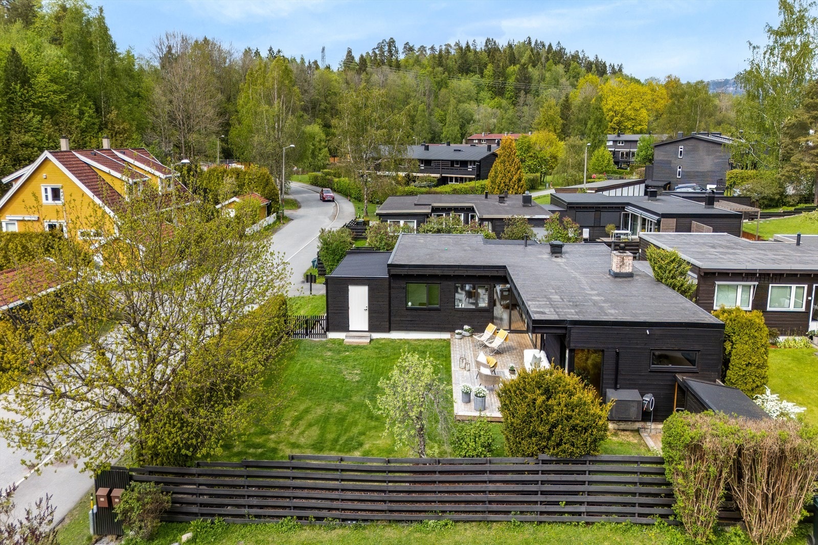 Høydepunktet er den svært lekre og solrike uteplassen på hele 33 m² med direkte tilgang til pent opparbeidet hage - perfekt for både avslapning og sosiale sammenkomster Galleribilde