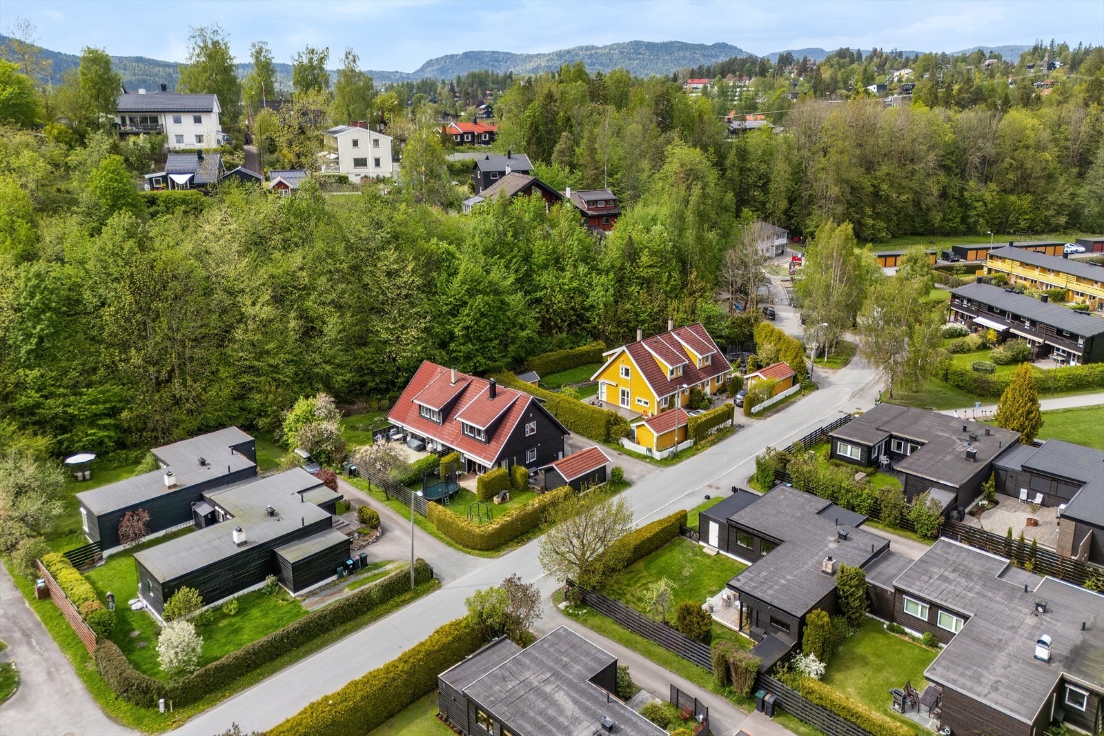 Eiendommen ligger skjermet og tilbaketrukket i et attraktivt, barnevennlig og rolig boligområdet på Grav/Jar Galleribilde