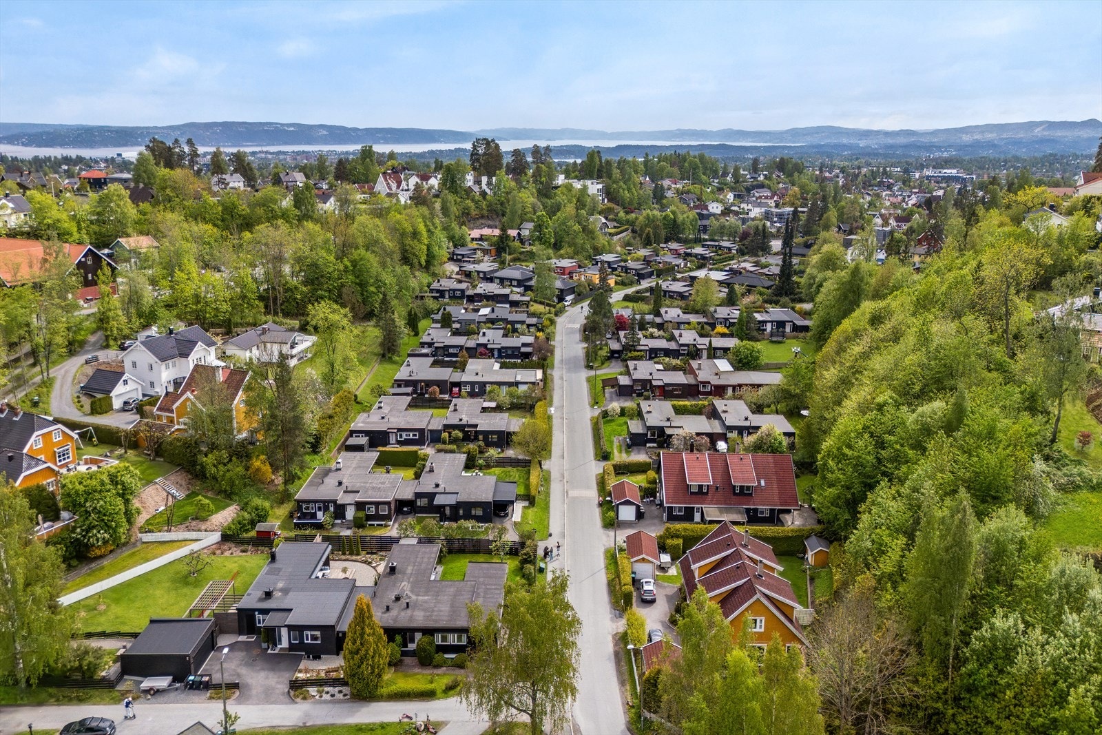 Her bor du med kort adkomst til naturskjønne omgivelser, samt populære Hagabråten som er et naturlig samlingspunkt med akebakke, fotballbane, skøytebane og skogsareal for lek året rundt Galleribilde