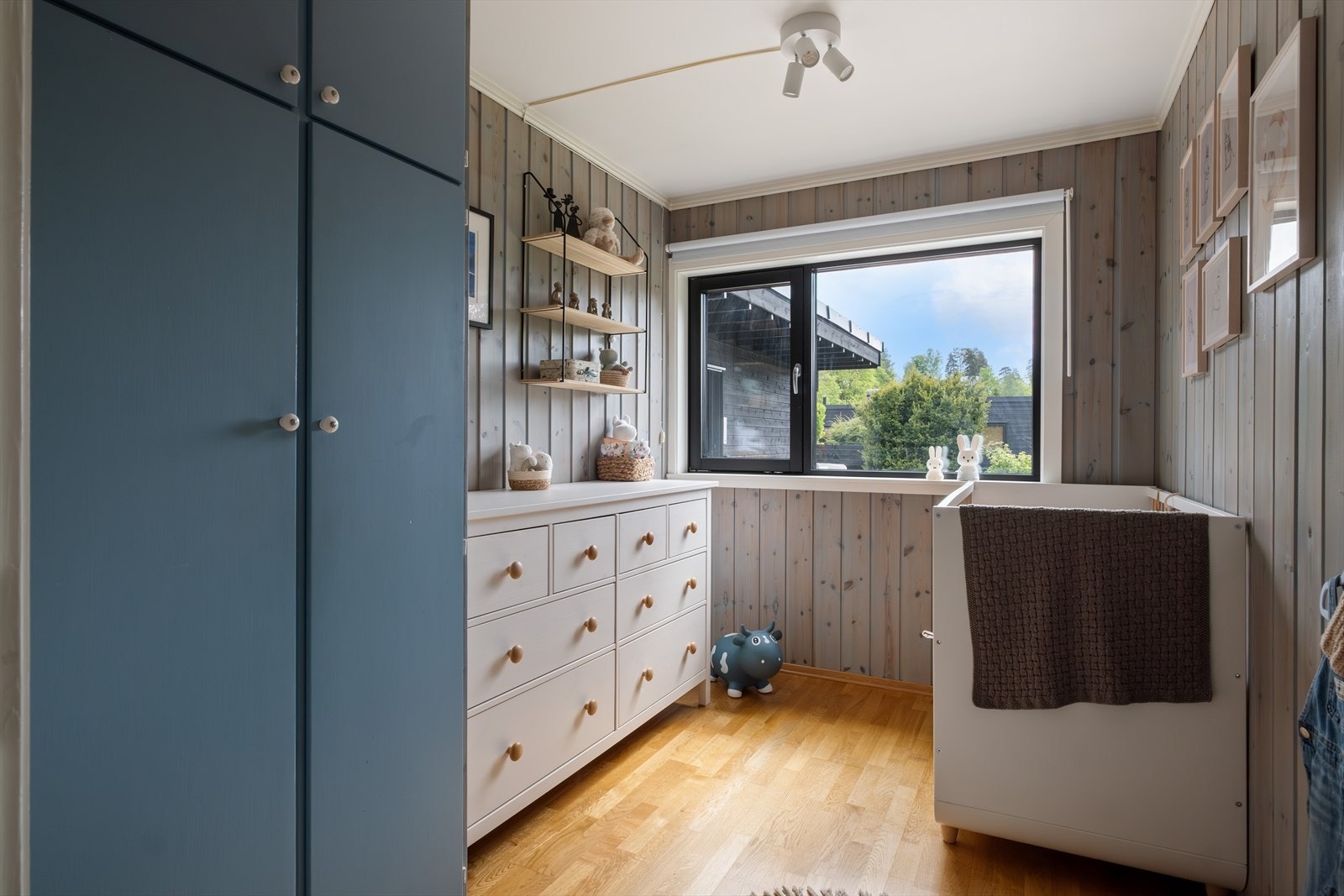 På soverom nr. 3 er det original innebygdgarderobe Galleribilde