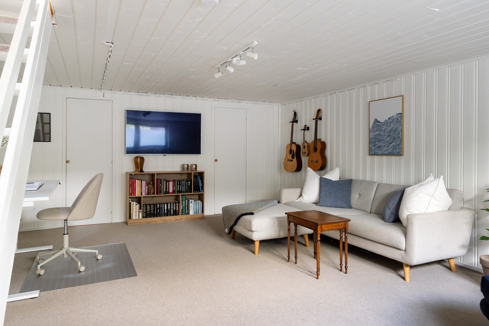 Kjellerstuen er et stort og allsidig rom som egner seg godt som ekstra oppholdsrom, TV-stue, lekerom eller hjemmekontor Galleribilde