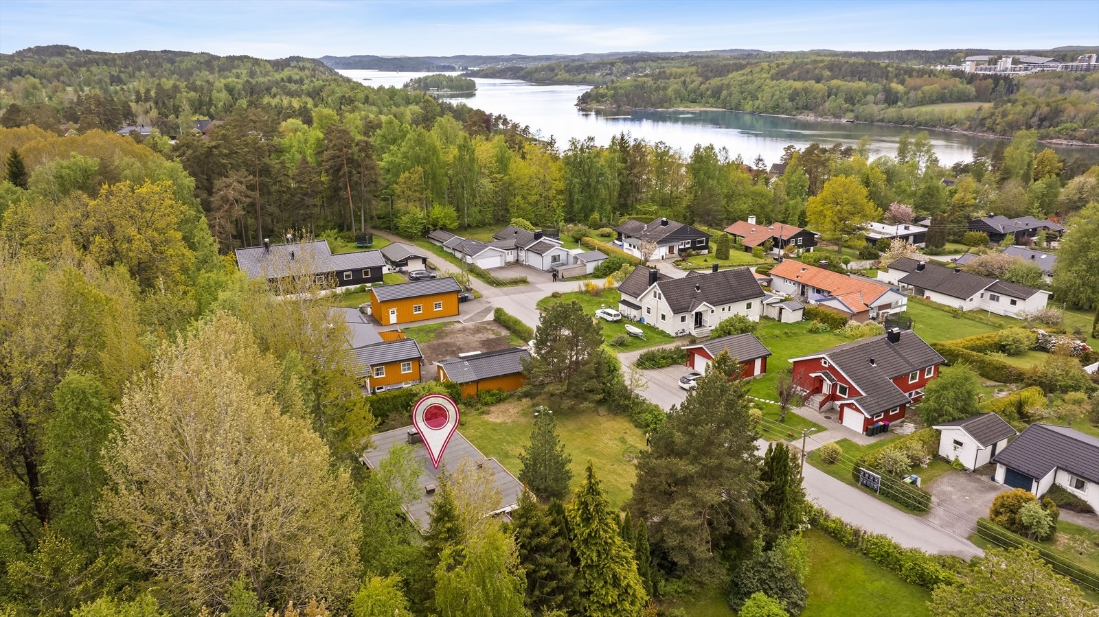 Eiendommen har en attraktiv og familievennlig beliggenhet i et veletablert boligområde med kort vei til det meste man trenger i hverdagen. Galleribilde