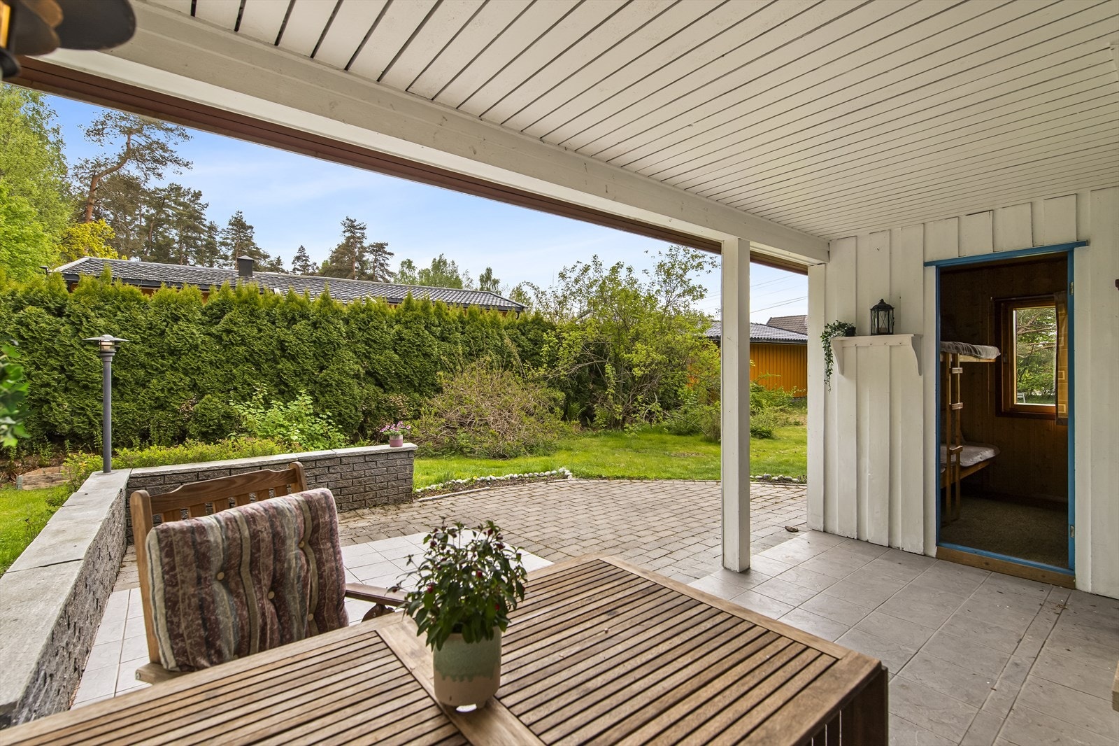 Terrassen er delvis overbygget og har en tilknyttet bod. Galleribilde
