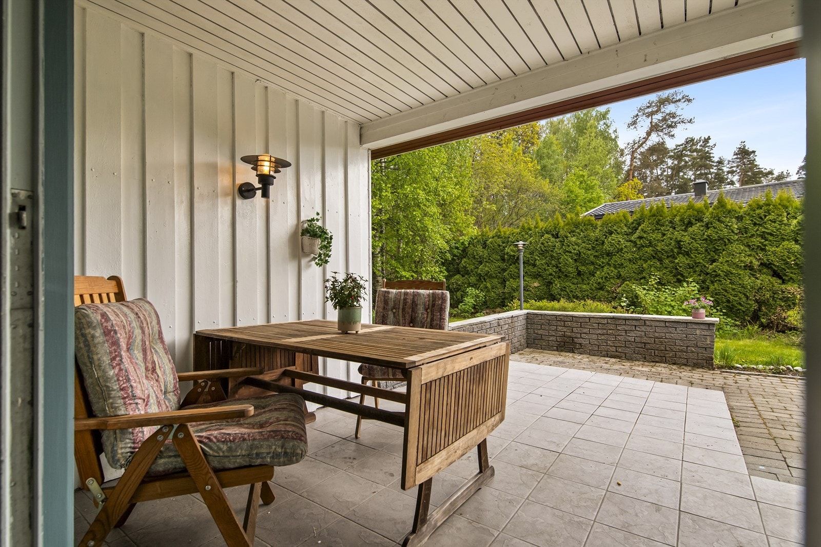 På den koselige terrassen er det spiseplass og en utepeis til å fyre opp i på sommerkveldene og det er også fin plass til sittegruppe og solseng på den ytre delen. Galleribilde