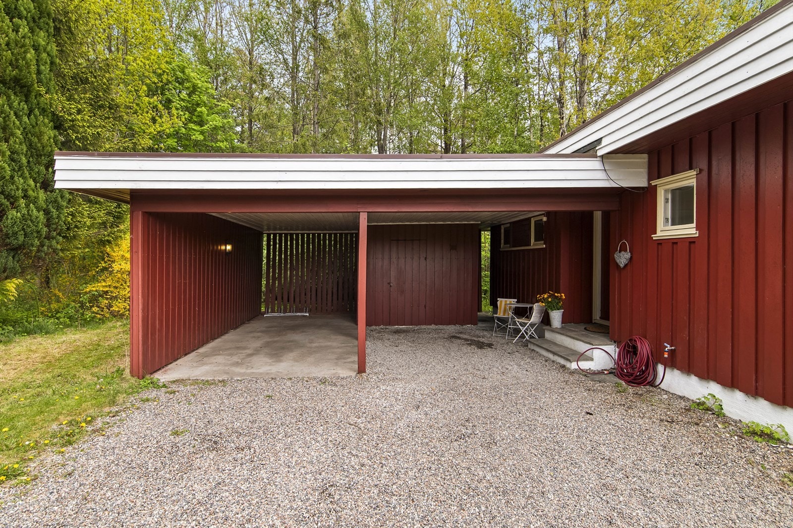 Det er også godt med lagringsplass i tilknytning til carporten. Galleribilde