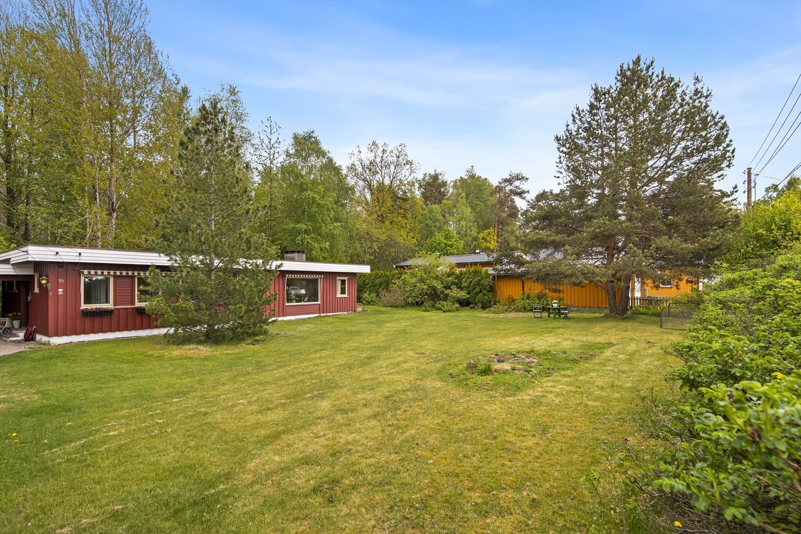 Den romslige tomten er flat og lettstelt og ligger nydelig til - lunt og vestvendt med skogen i bakkant. Galleribilde