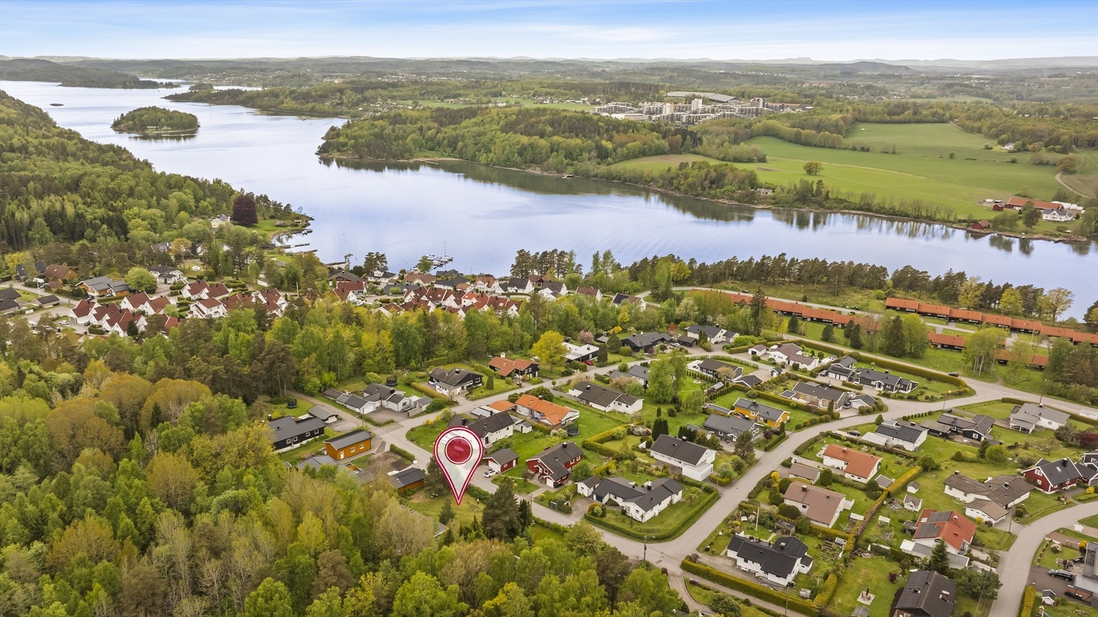 I nærområdet finner man populære barnehager som Vestskogen barnehage og Hundremeterskogen, samt skole og dagligvarebutikk i kort avstand fra boligen. Galleribilde