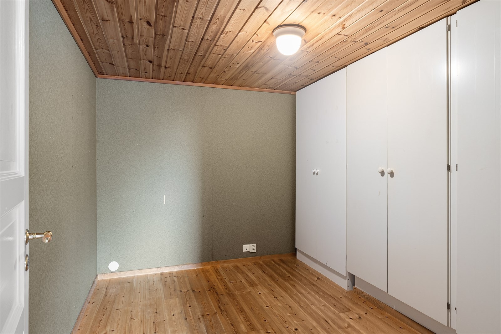 Bod i underetasjen med furugulv og trepanel i taket
. Galleribilde
