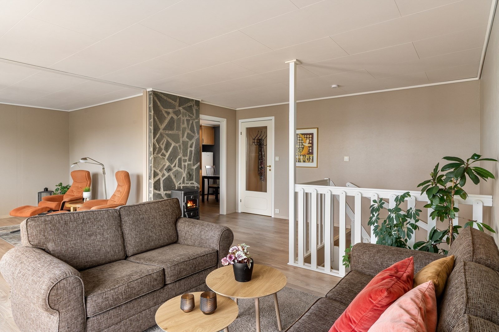 Stuen har en åpen og luftig følelse, med trapp ned til underetasjen. Galleribilde