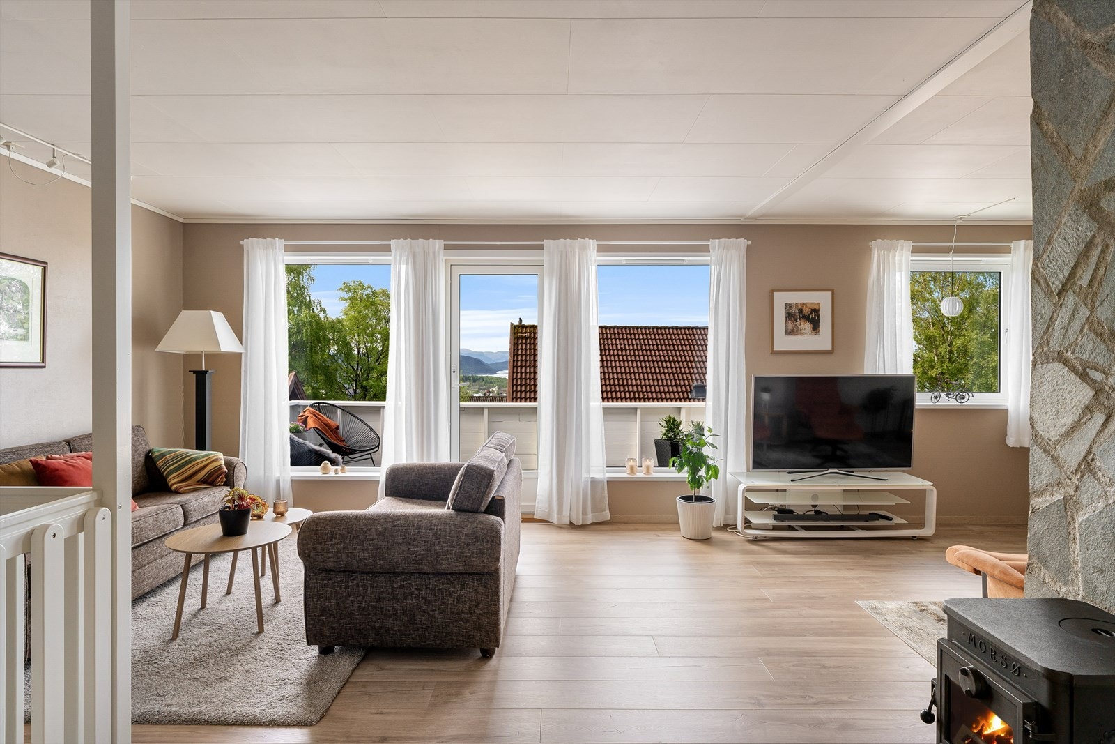 Store vindusflater slipper inn rikelig med dagslys. Galleribilde