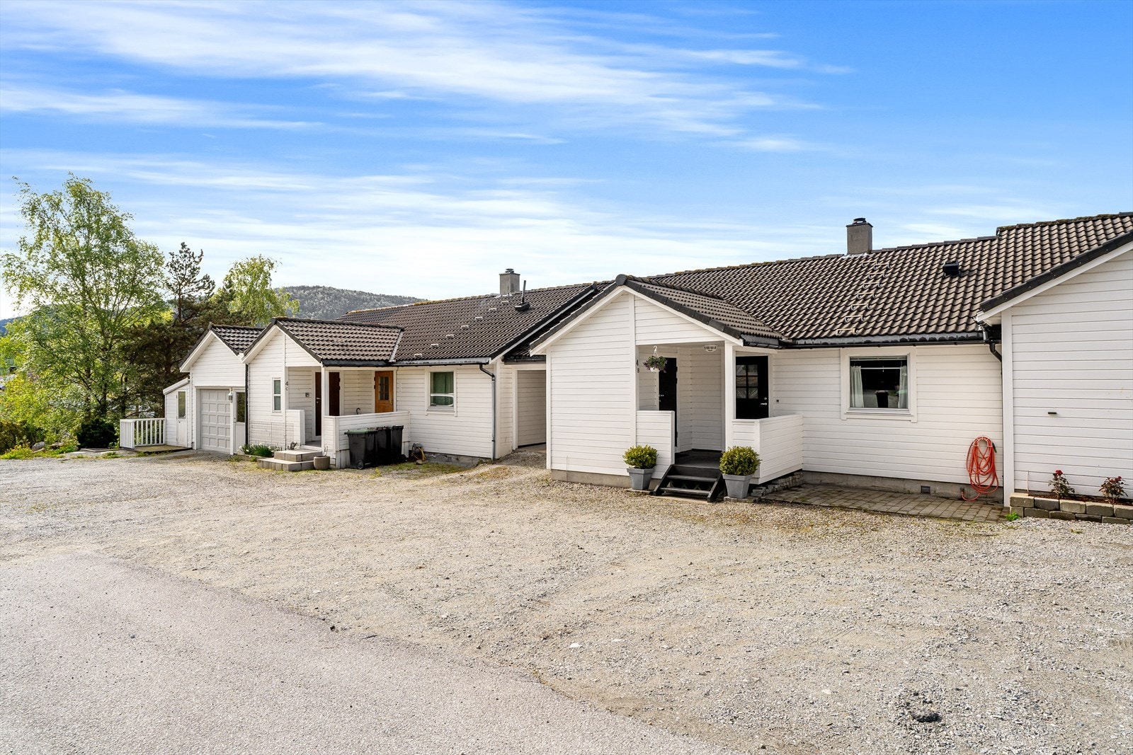 Eiendommen ligger i et populært og barnevennlig boligområde, fredelig til uten gjennomgangstrafikk. Galleribilde