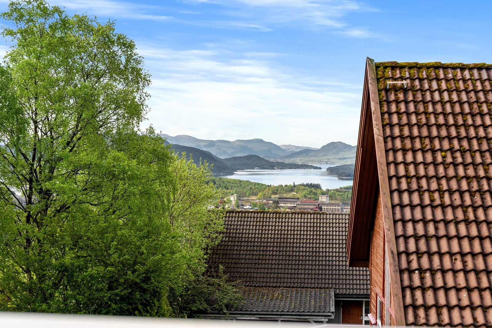 Fra eiendommen er det kort vei til både skoler, barnehager og flotte turområder i skog og mark. Galleribilde