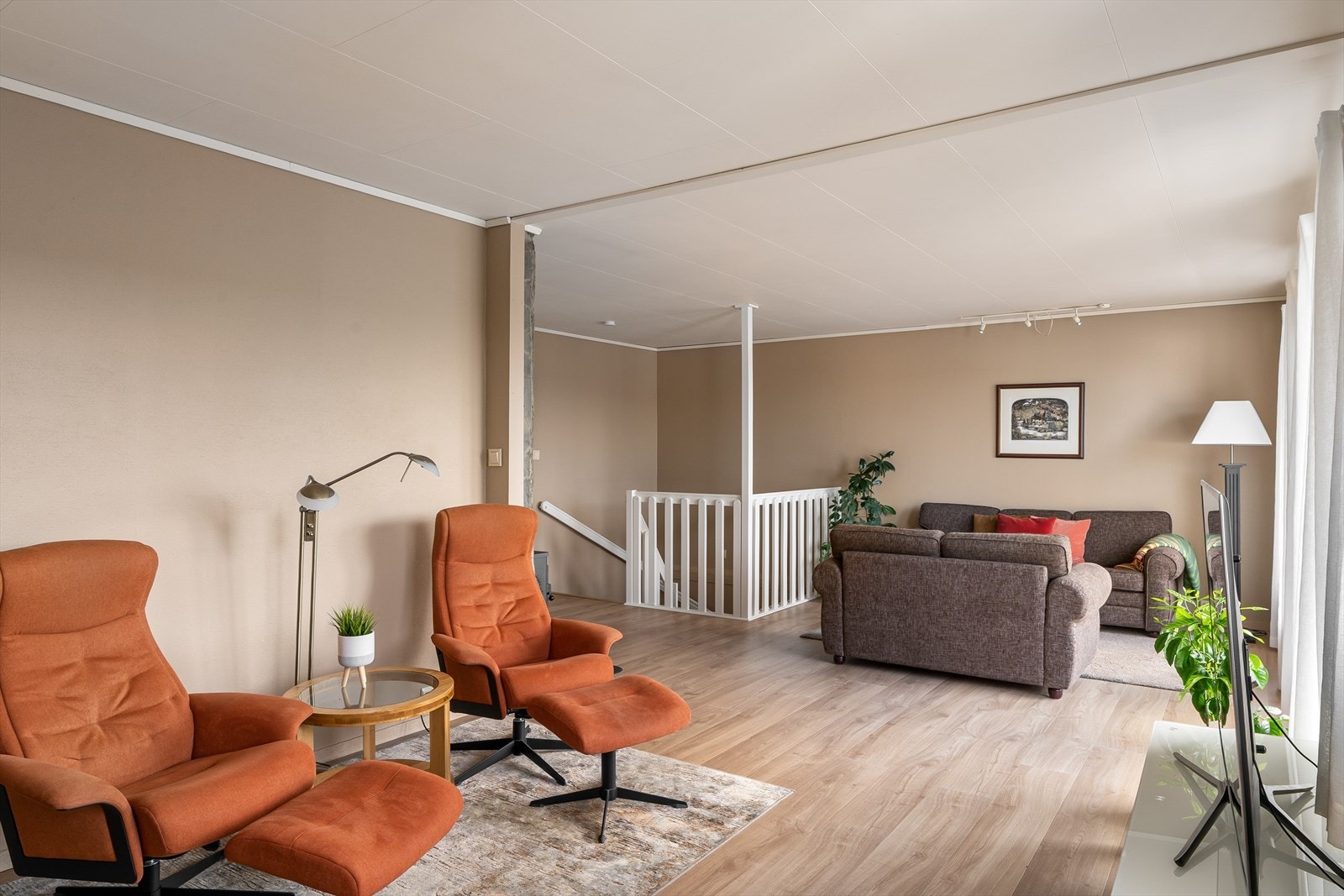 Stuen i hovedetasjen er romslig og gir god plass til flere møbelgrupper. Galleribilde