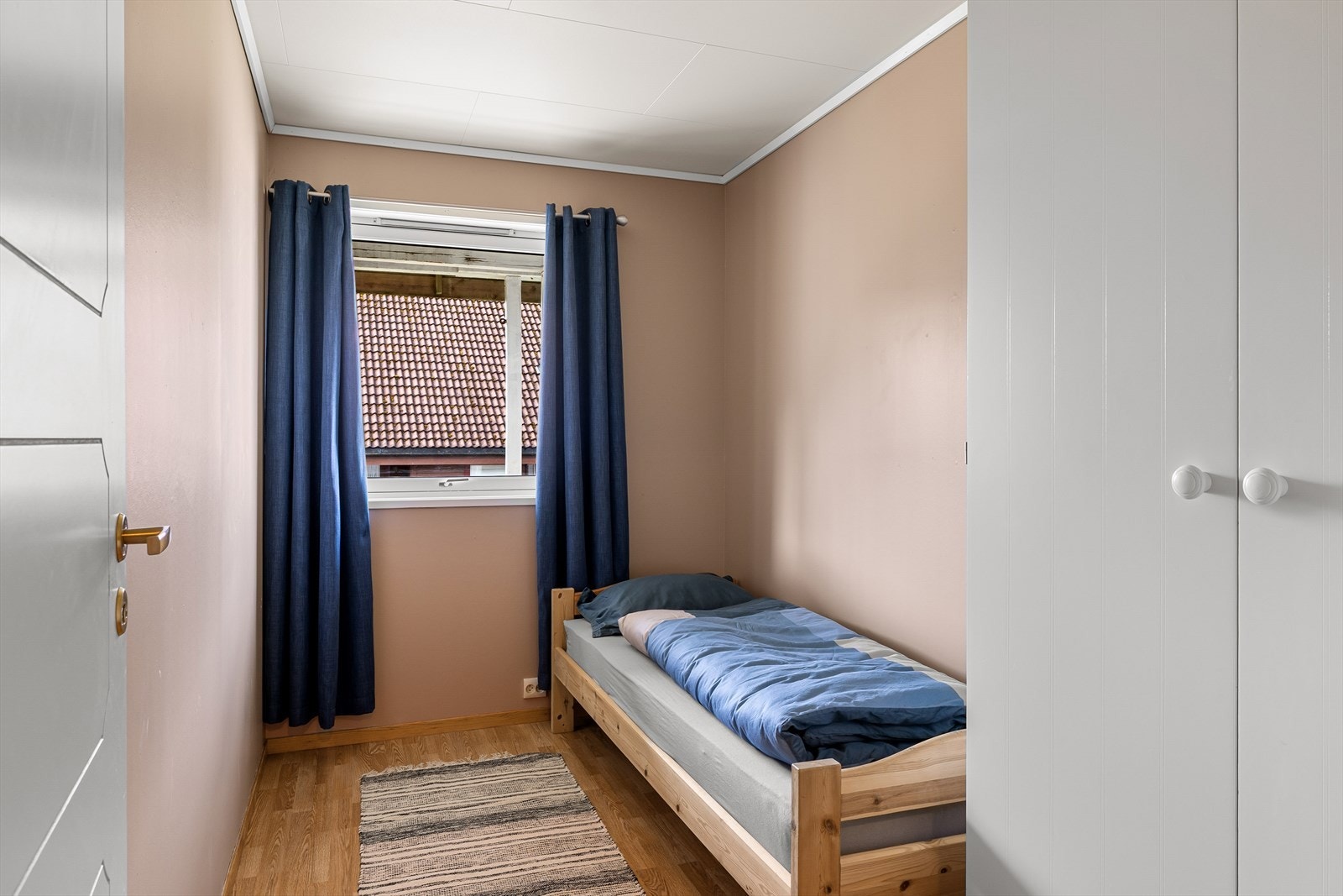 Et av de tre soverommene i underetasjen, ideelt som barnerom eller kontor. Galleribilde