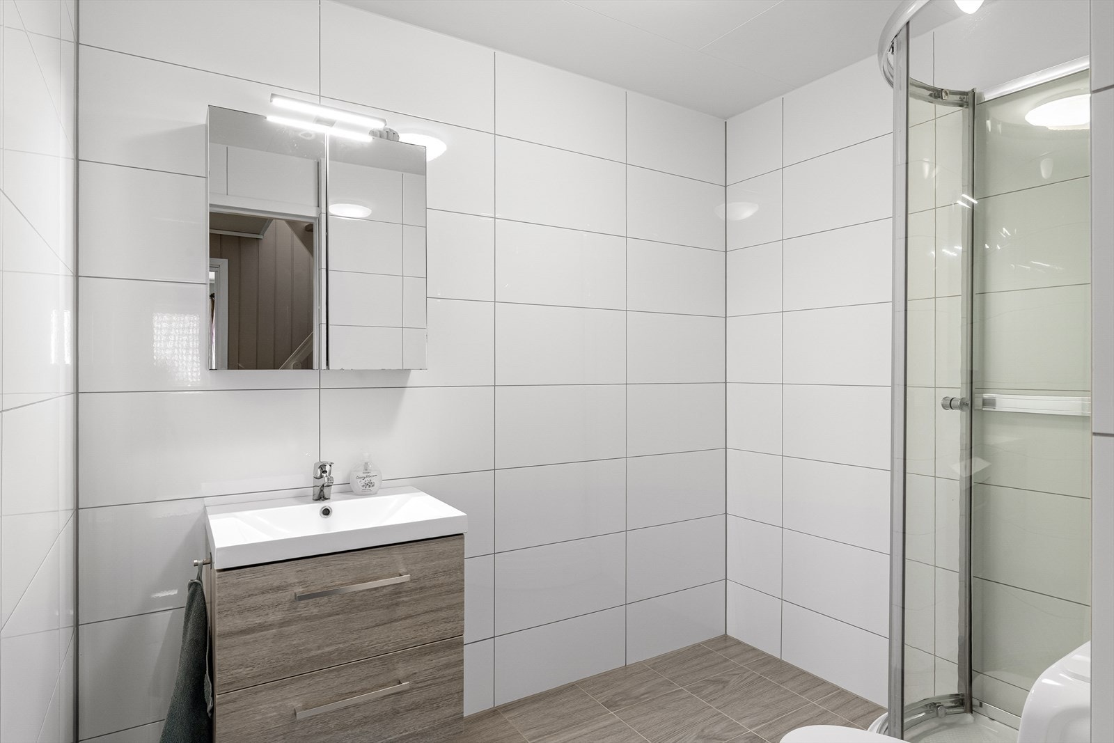 Badet i underetasjen ble oppgradert i 2015, og har innredning med servant. Galleribilde