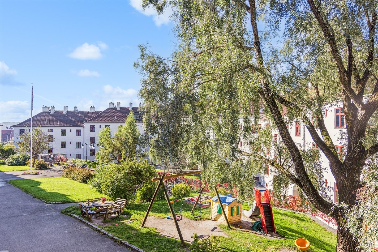 Borettslaget har en fantastisk fin og grønn bakgård med blant annet lekeplass for barna. Galleribilde