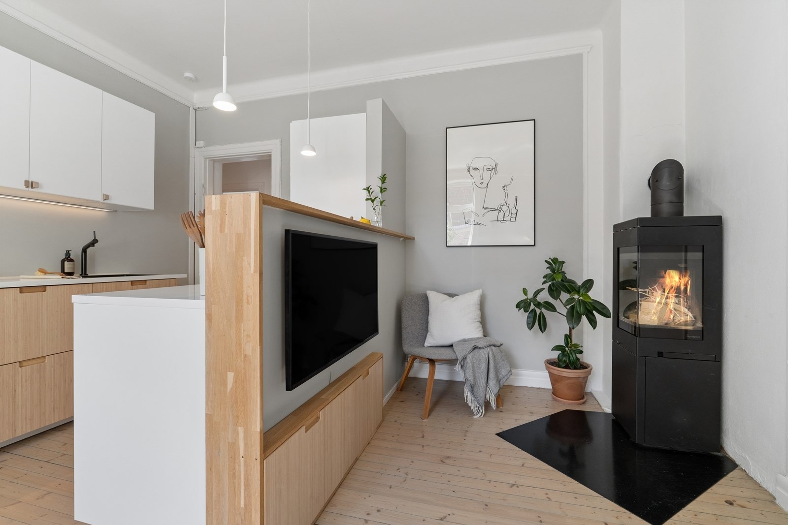 Gjennomtenkt romløsning med TV-vegg som binder kjøkken og stue sammen. Galleribilde