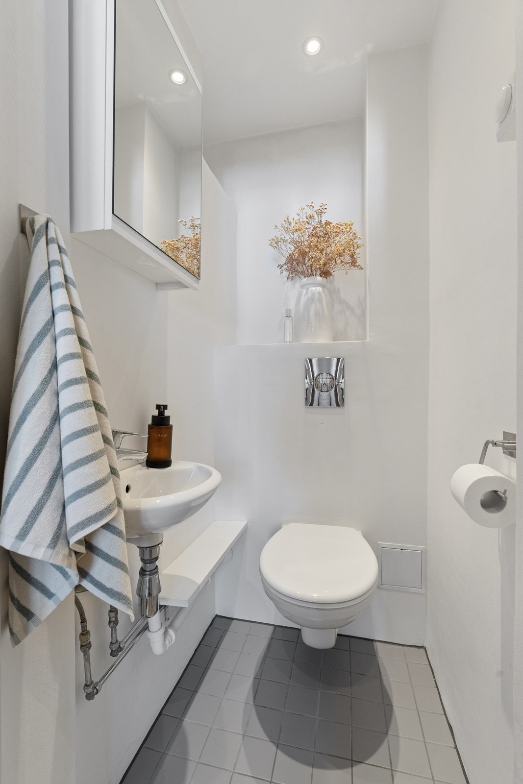Leiligheten har et seperat WC med inngang fra entré med vask og toalett. Galleribilde