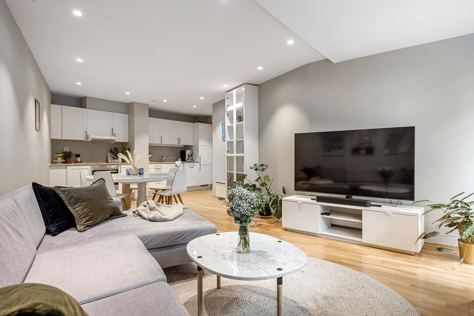Åpen og representativ stue-/kjøkkenløsning med et moderne, helhetlig uttrykk. Galleribilde