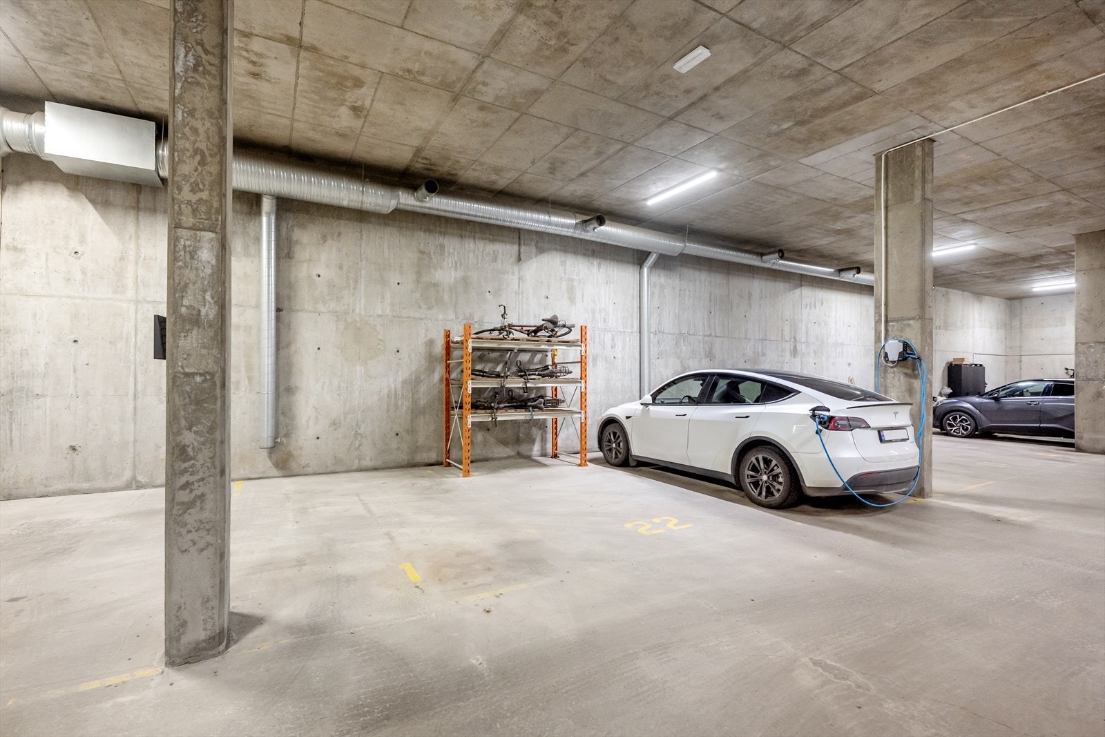 Tilknyttet parkeringsplass i garasjeanlegg med mulighet for elbil-lading. Trappefri adkomst til leiligheten. Galleribilde