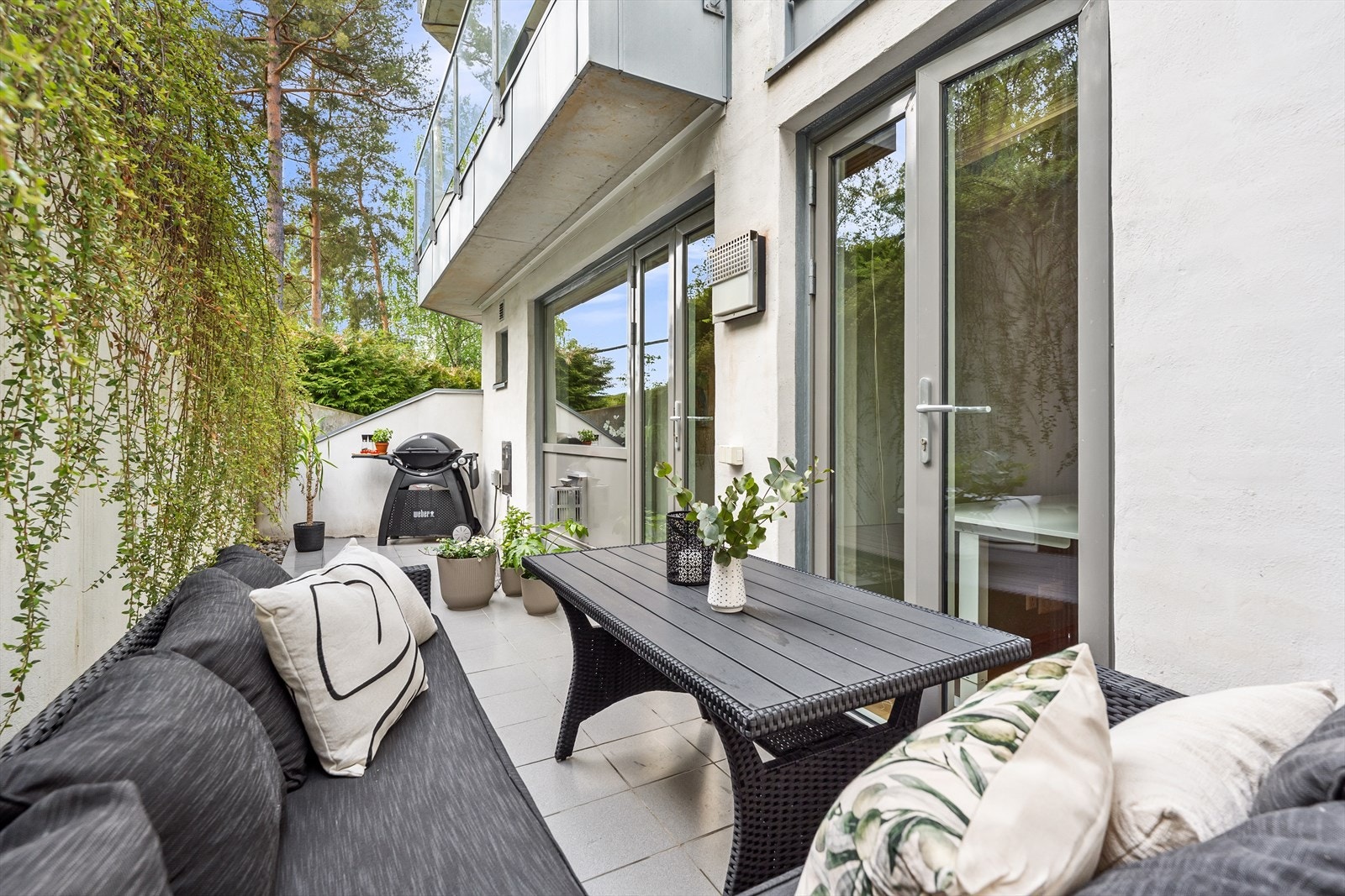 Privat uteplass med god plass til spisegruppe og grill - perfekt for uteservering. Galleribilde