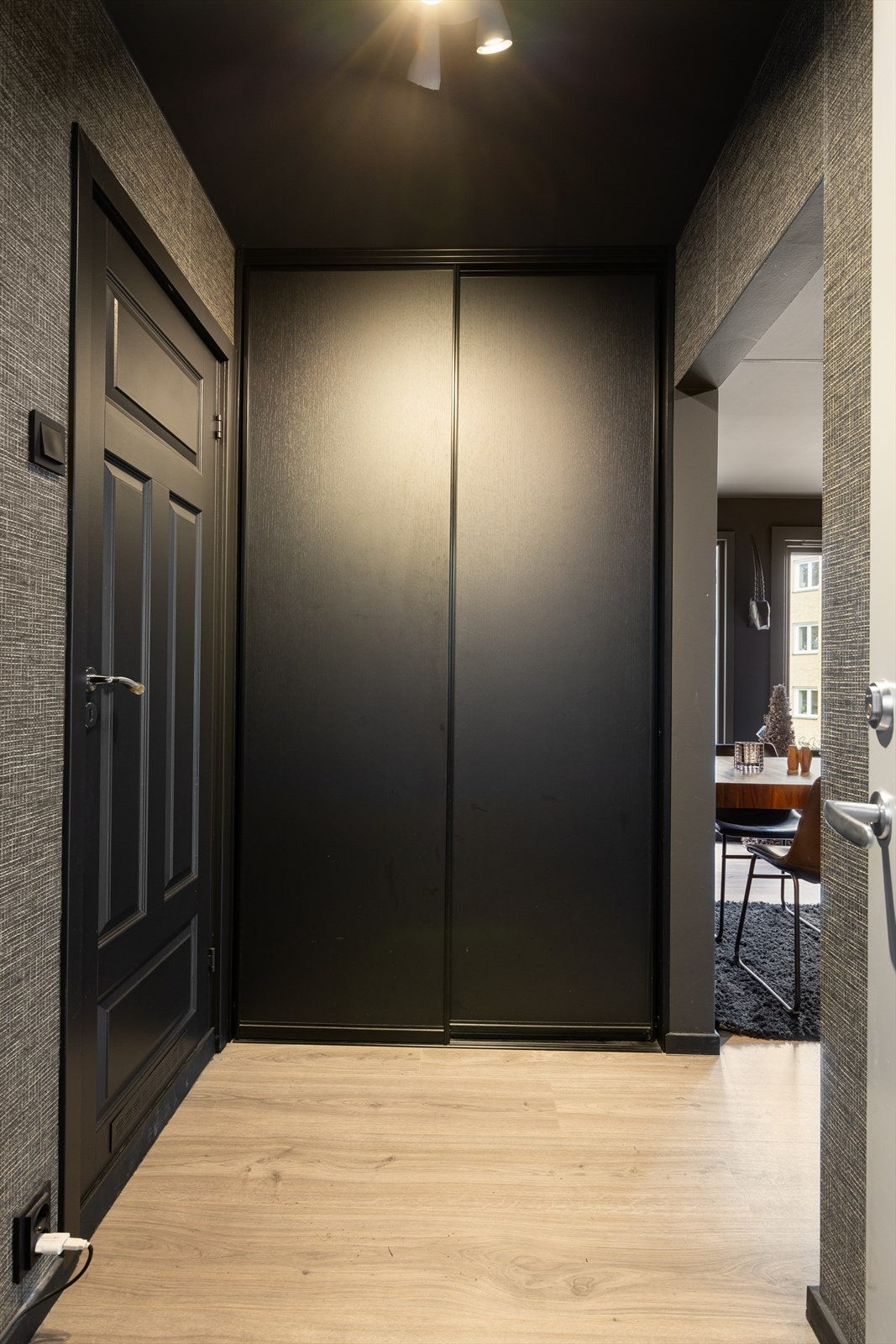 Skyvedørsgarderobe i entréen. Galleribilde