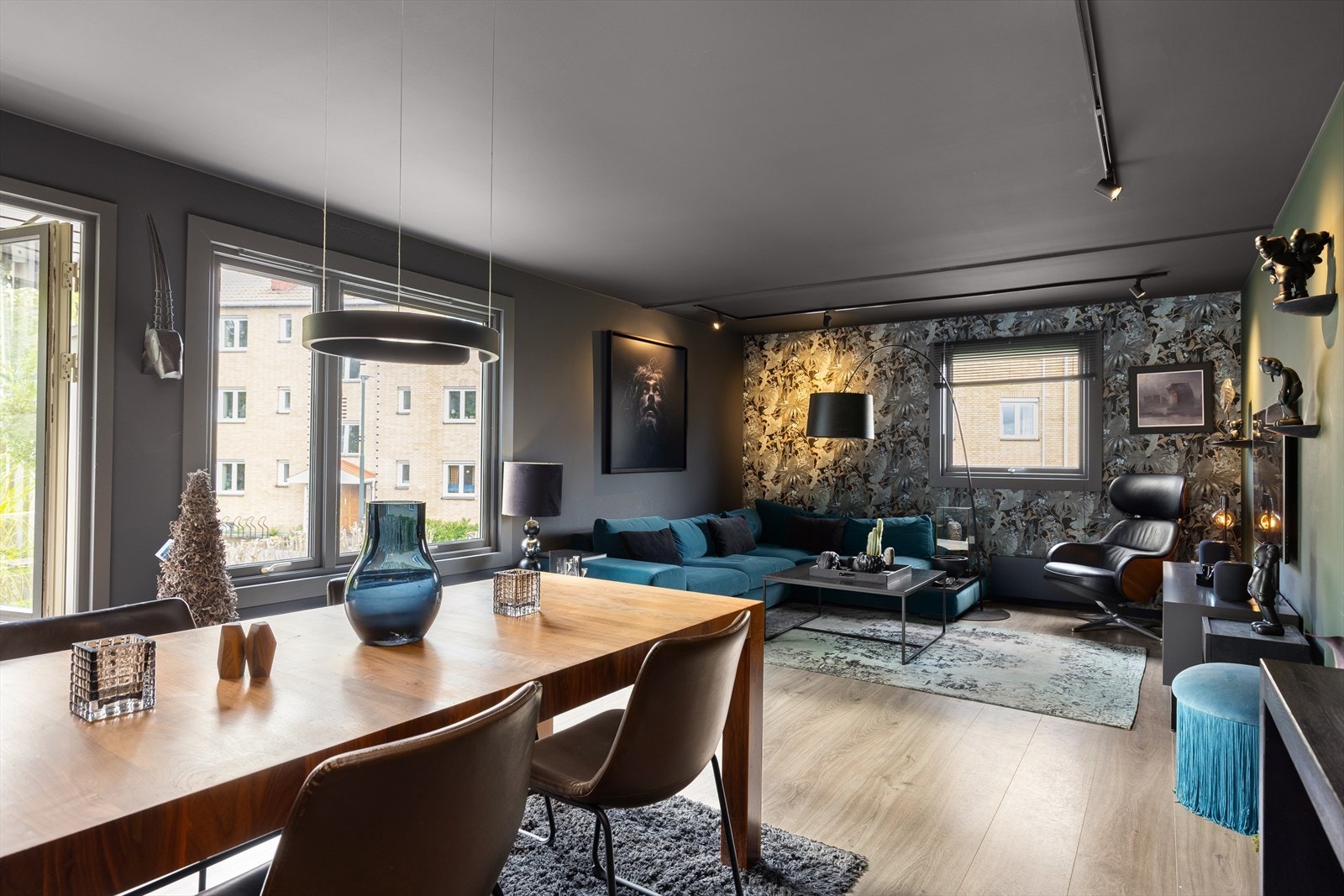 Den romslige stuen har god plass til både stor sofaseksjon og spiusestue. Galleribilde