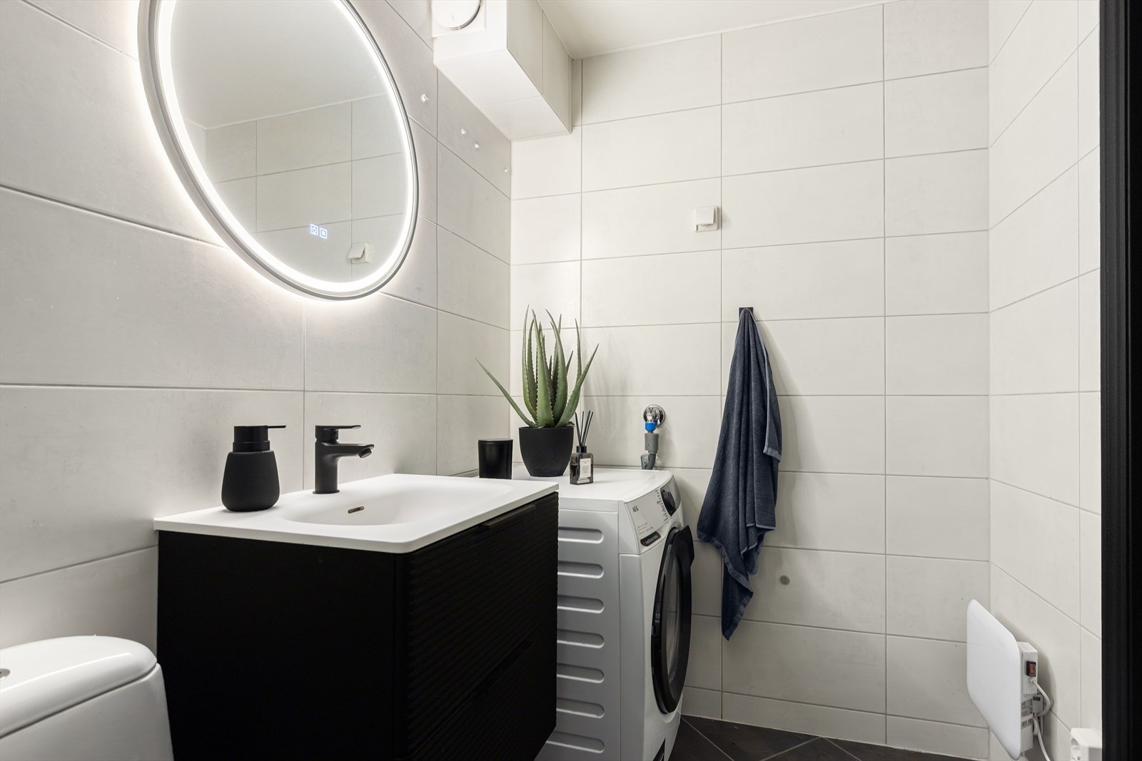 Servantskap, klosett, dusjkabinett og opplegg for vaskemaskin. Galleribilde