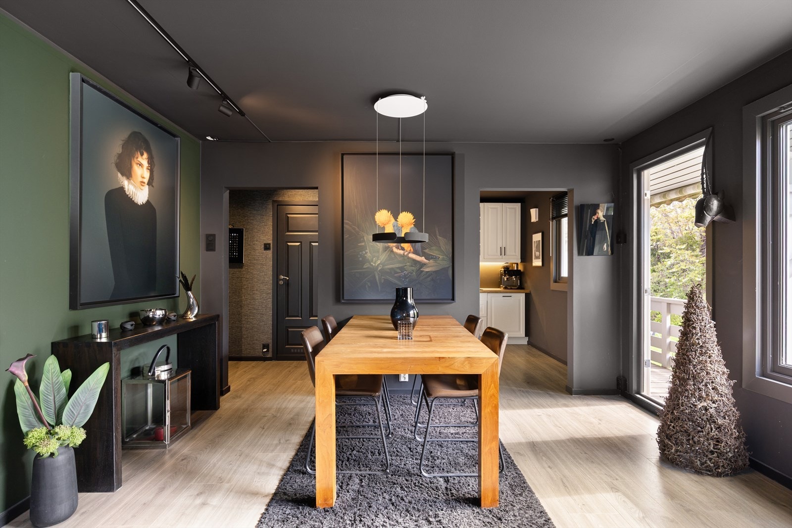 God plass til stor spisestue. Galleribilde