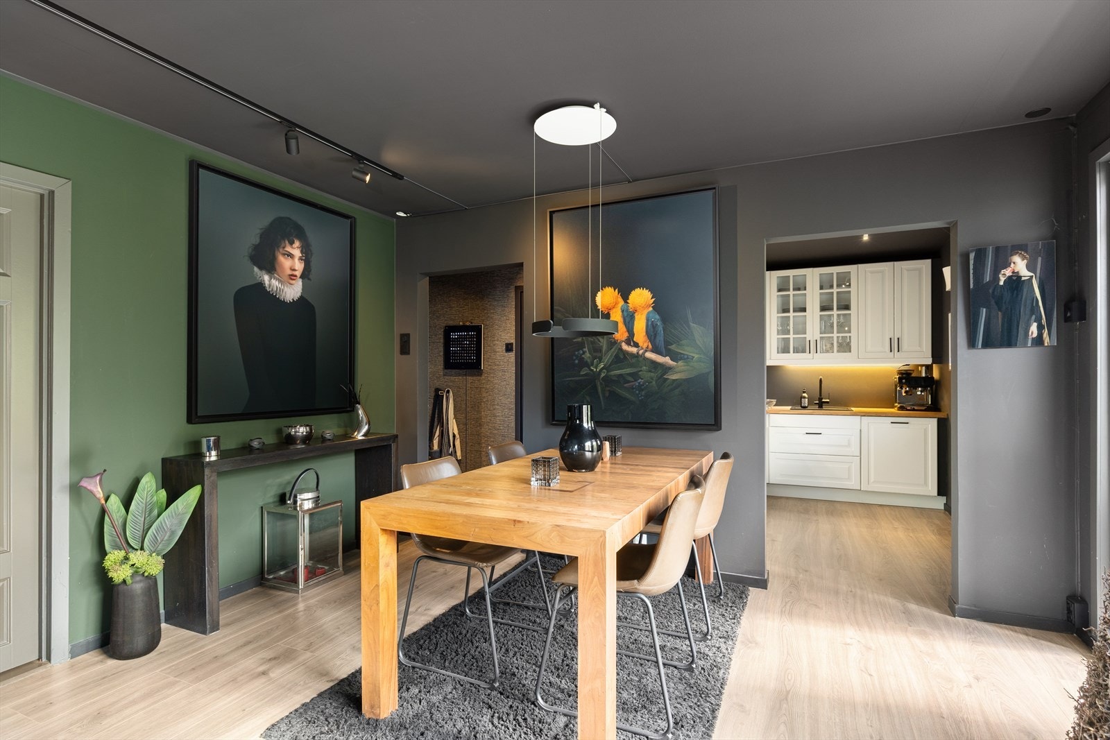 De store vindusflatene slipper inn godt med naturlig lys. Galleribilde