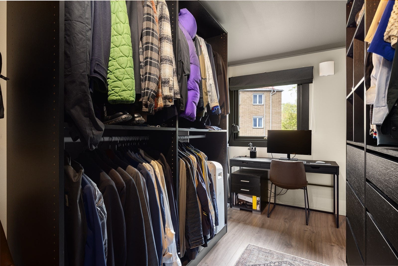 Stor garderobe og plass til hjemmekontor. Galleribilde