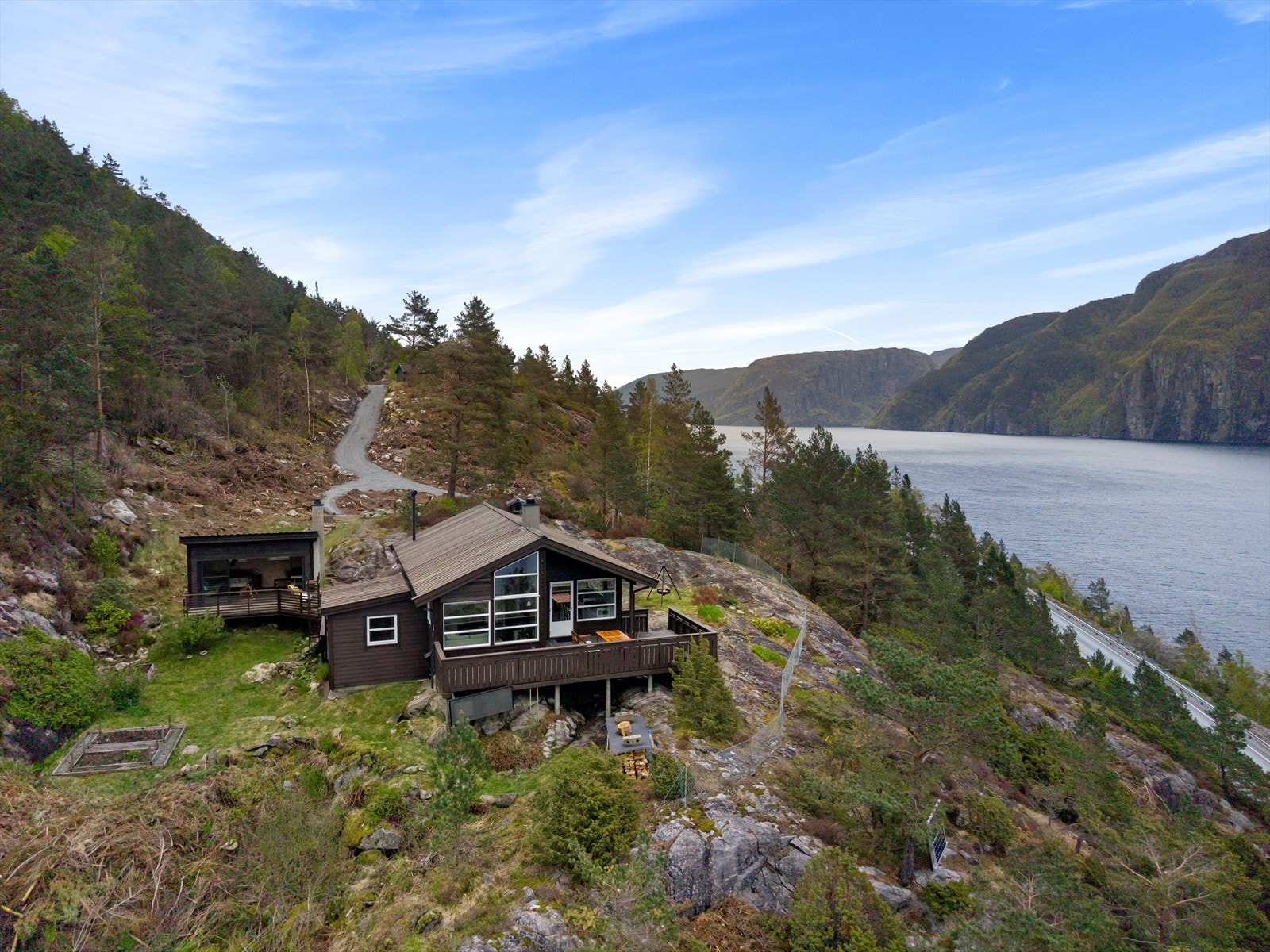 Eiendommen ligger fritt og usjenert til på en høyde, med vidstrakt utsikt over fjorden. Galleribilde